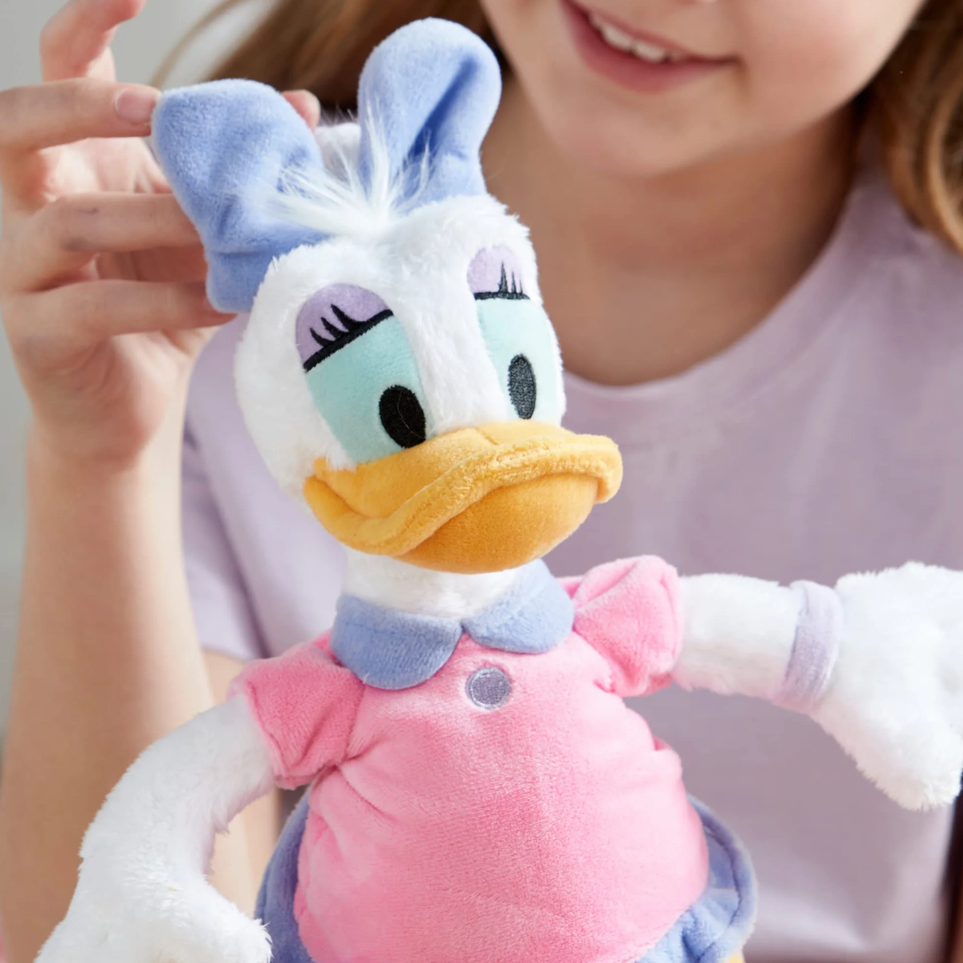 Disney Store Peluche pequeño de Daisy, Altura: 30 cm, Peluche con un Acabado de Tacto Suave y Detalles Bordados, Barriga blandita rellena de Perlas de poliestireno, para Todas Las Edades
