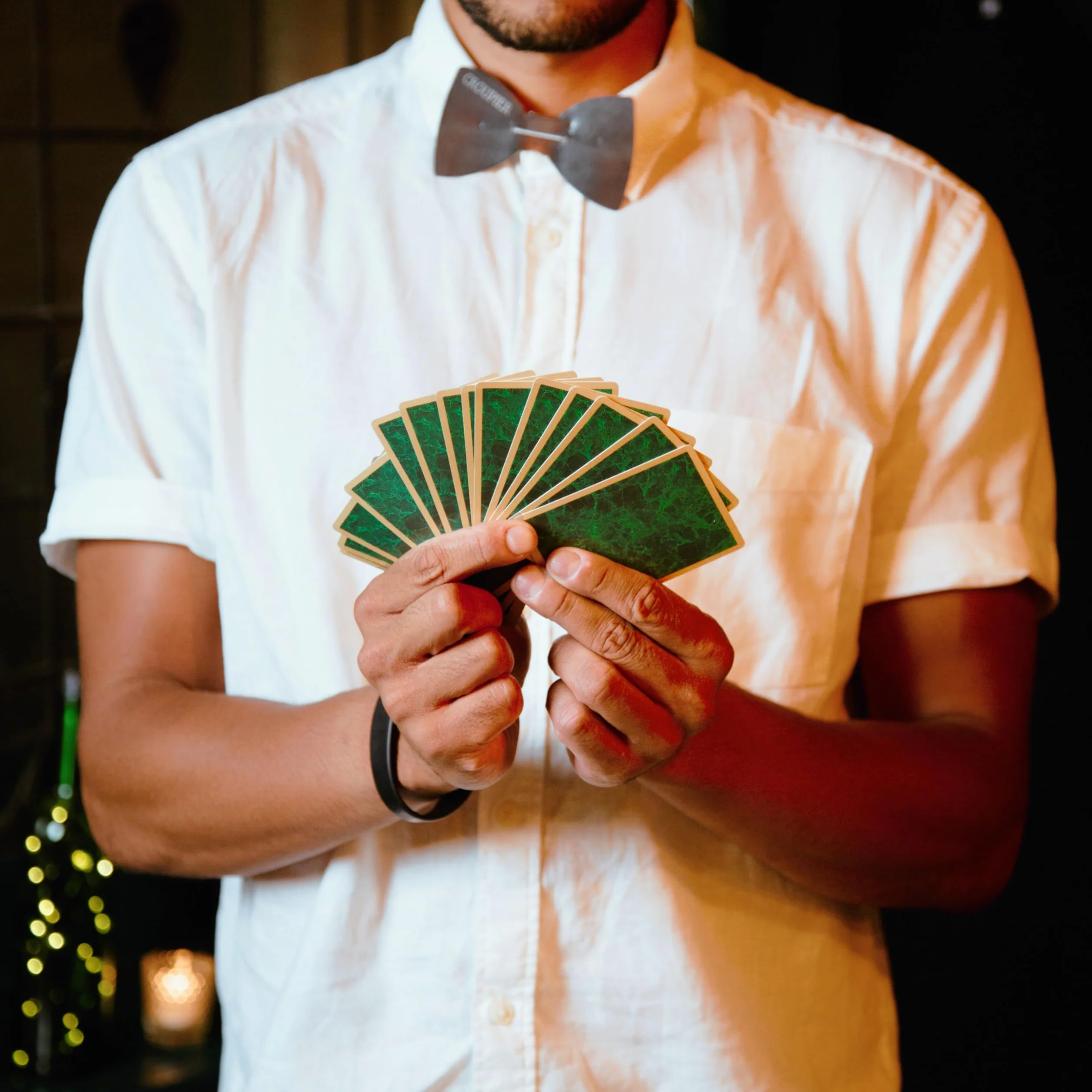 Talking Tables Kit de Casino Noche Poker, Blackjack, Ruleta | Tapete, Fichas, Dinero, Bolas, Cartas, Stick Crupier | Regalo para Adultos