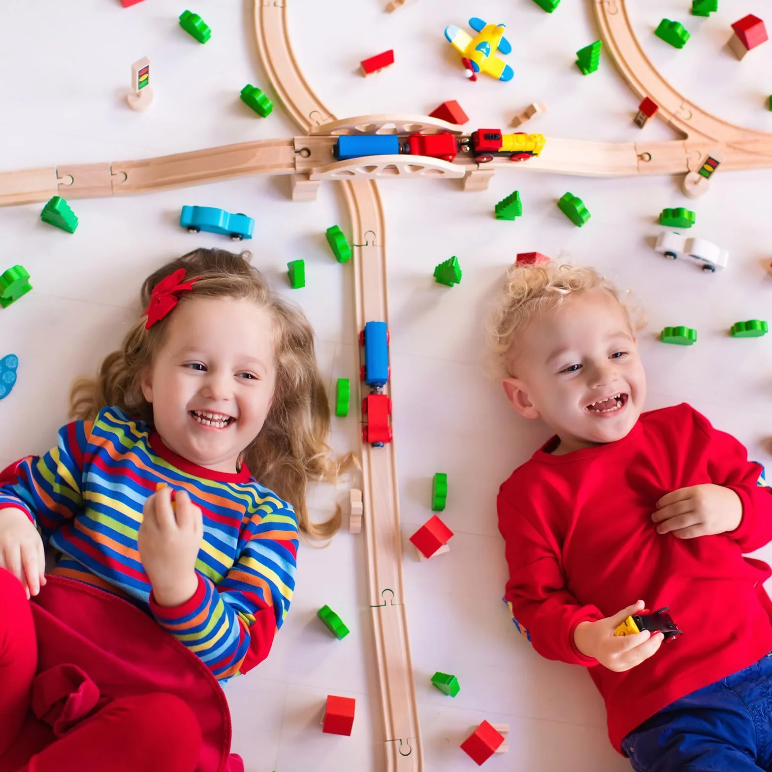 Juego de 33 rieles de ferrocarril de madera - Con riel en S, cruce y clavijas - Compatible con marcas de ferrocarril - Rieles de madera para niños de 3 años en adelante (33 piezas)