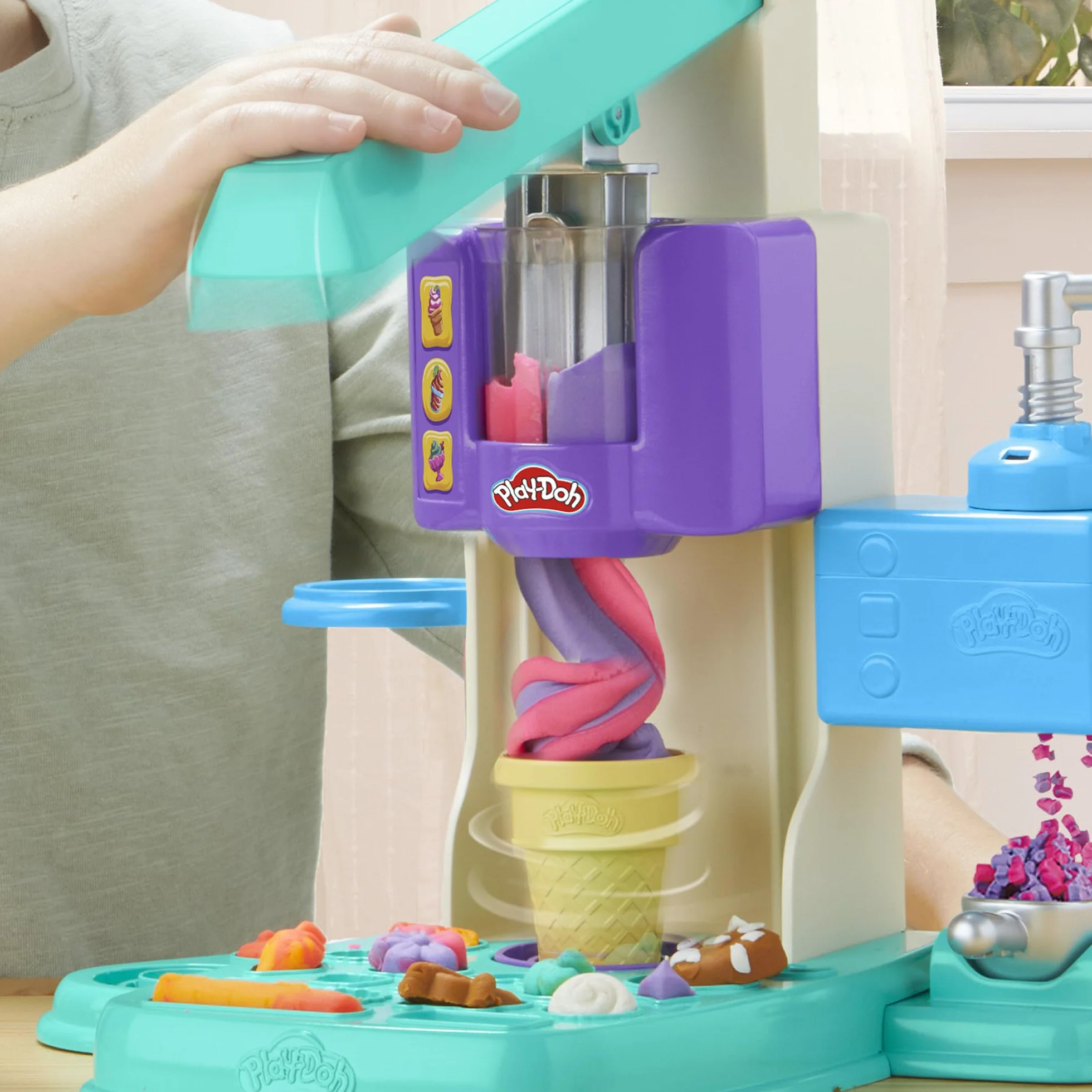 Play-Doh Hasbro Heladería Multicolor, Juego de Comida, 5 Botes de Plastilina de Colores, Manualidades para Niños y Niñas a Partir de 3 Años, Juguete Creativo, Moldes de Helado