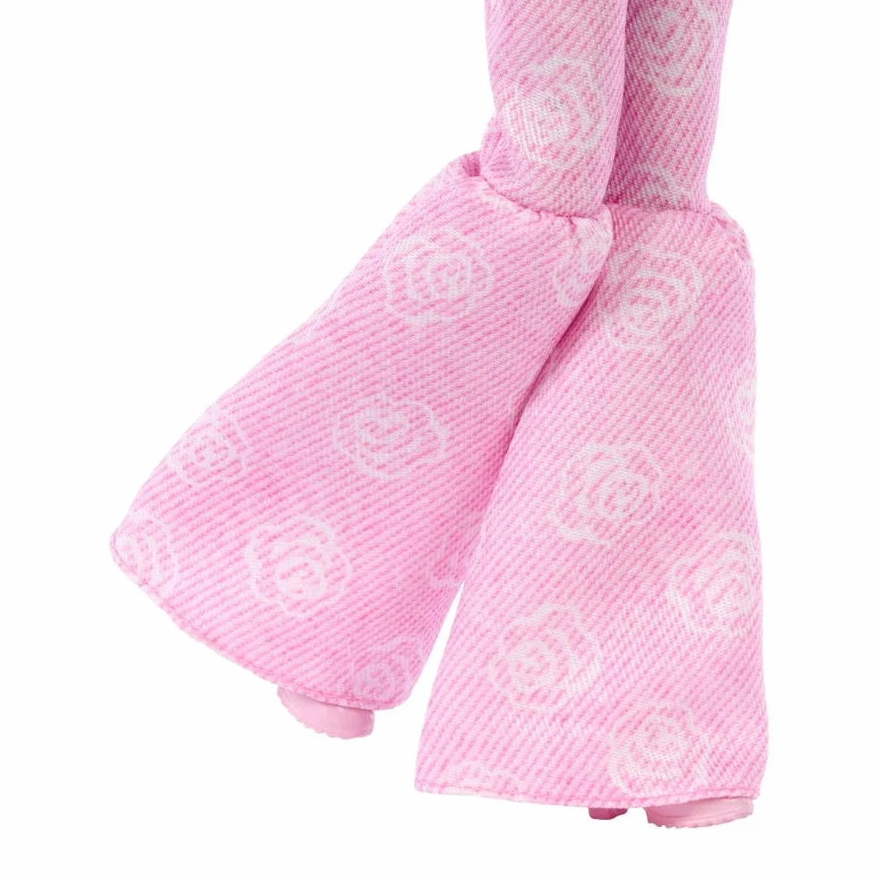 Barbie Deluxe Style Muñeca n.12 con Top Corto de Denim Rosa y Vaqueros Acampanados a Juego con Estampado de Rosas, Pelo castaño Ondulado y Accesorios como un Bolso y Joyas, JJN72
