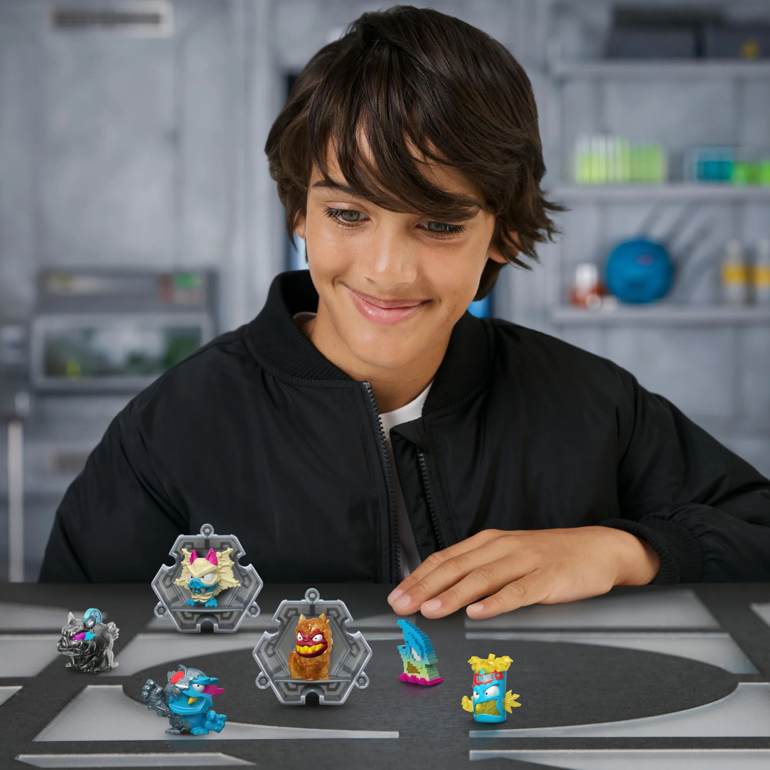 MrBeast Lab Swarms Serie Hyper Fusion, colecciona +100 enjambres, el Pack de Laboratorio Incluye 6 microbestias, Pegatinas coleccionables y 2 cápsulas para Crear tu Propio MrBeast Lab
