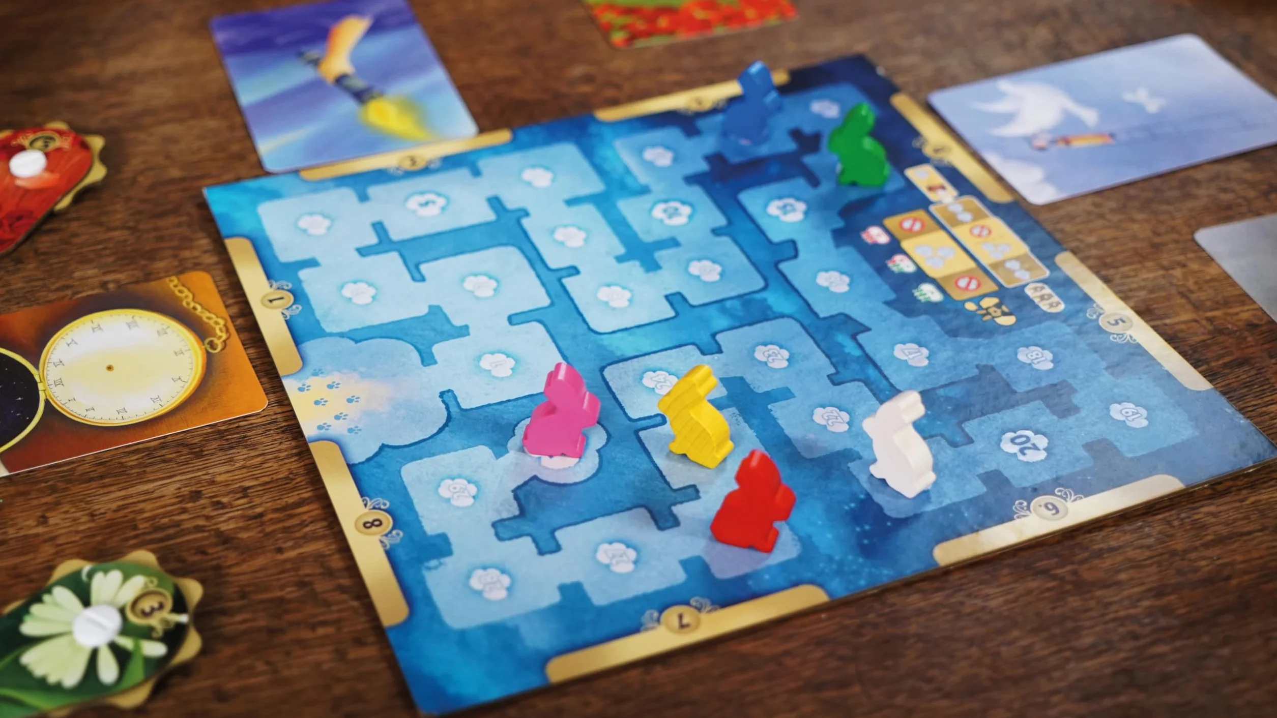 Asmodee Dixit, Una Imagen Vale más Que mil Palabras, Juego de Imaginación y Creatividad Ganador de Varios Premios, A Partir de 8 Años, De 3 a 8 Jugadores, 30 Minutos por Partida, Español