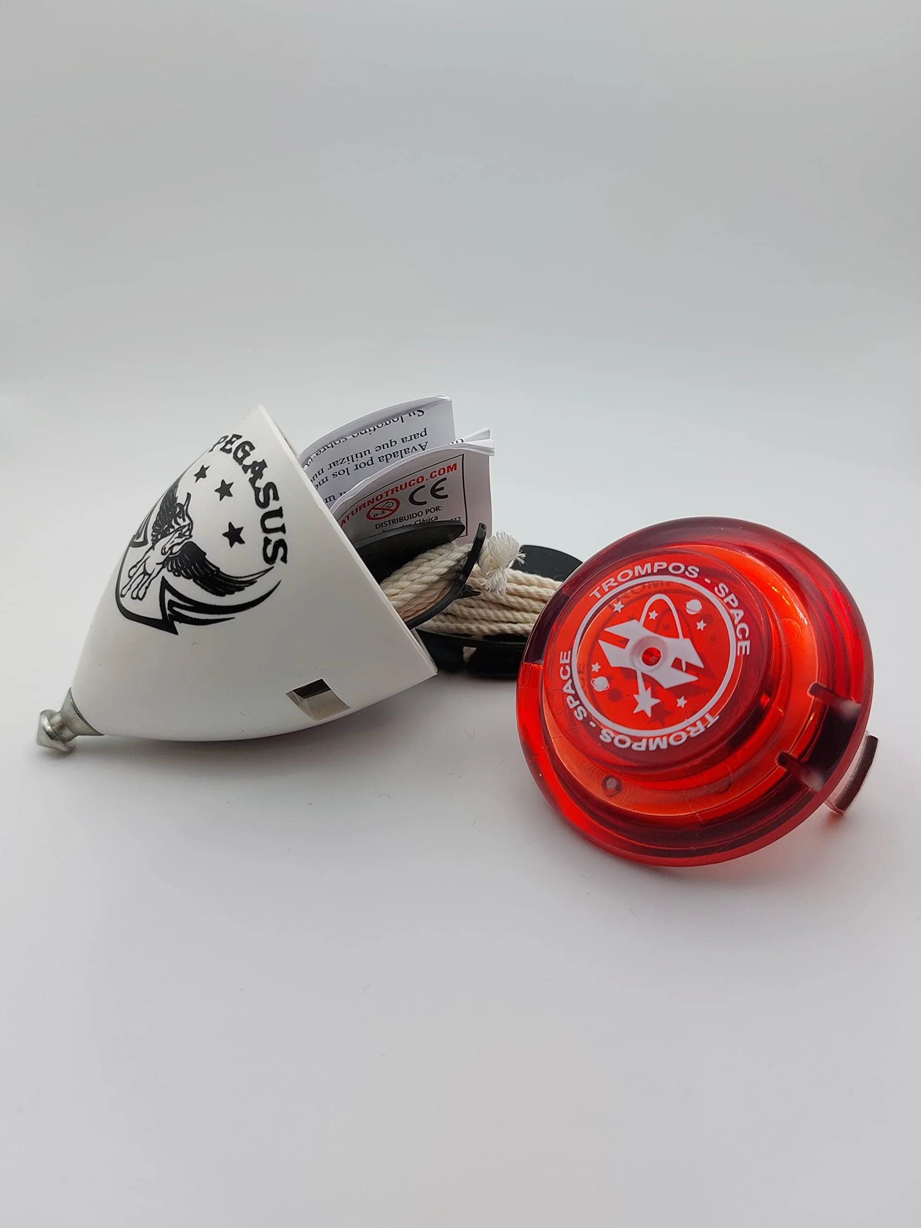 TROMPOS SPACE - Trompo Pegasus con Tapa de Policarbonato Metalizado, Peonza con Punta Fija de Acero de Alta Resistencia, Diseño para Control Técnico, Incluye Cuerda, Tapa Color Rojo