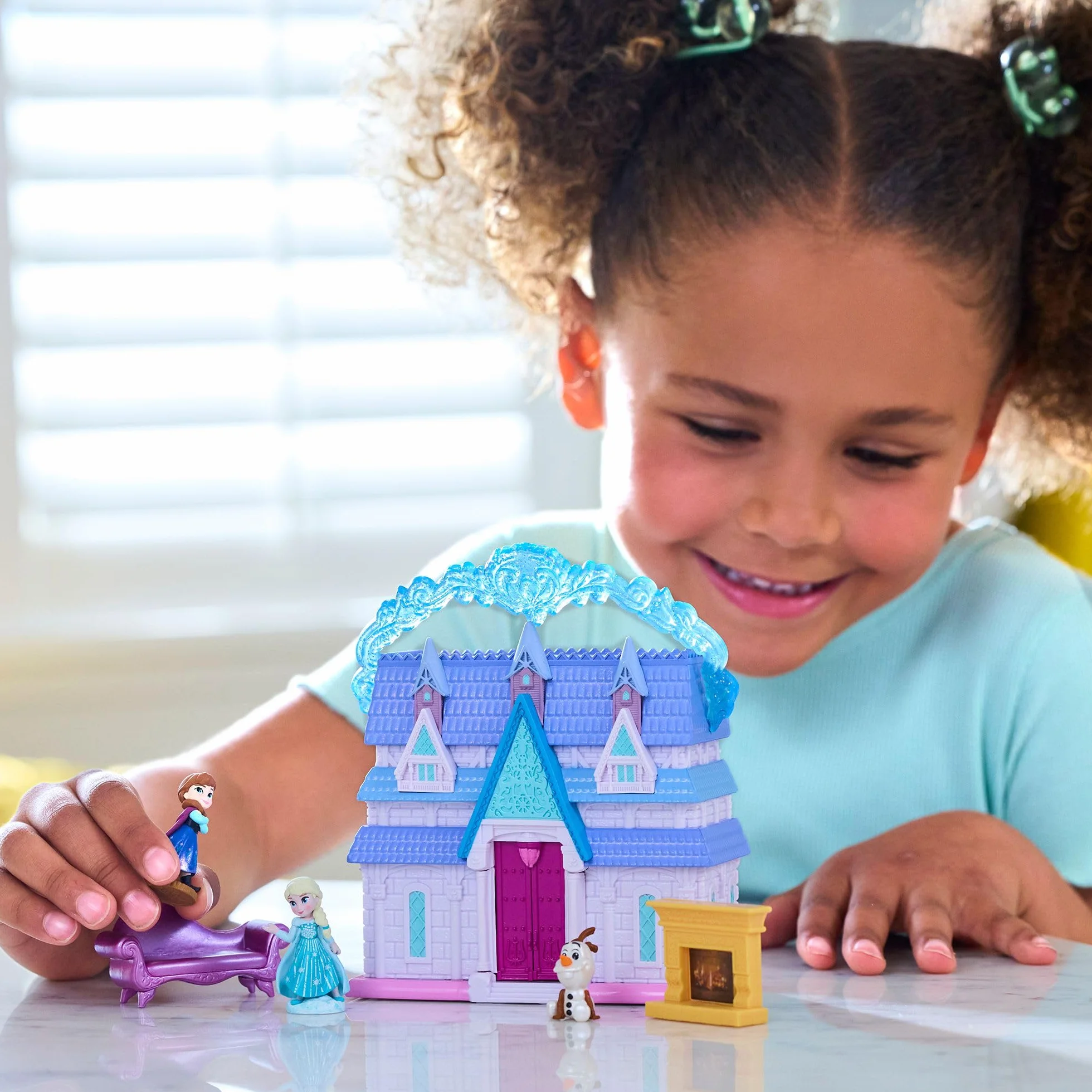 Disney Store Official, Frozen, Reina Elsa y Anna casa muñecas, colección Once Upon a Story, 11,5 cm/5", Set Juego con Olaf, el Castillo de Arendelle y Muebles de Juguete, Apto a Partir de 3 años