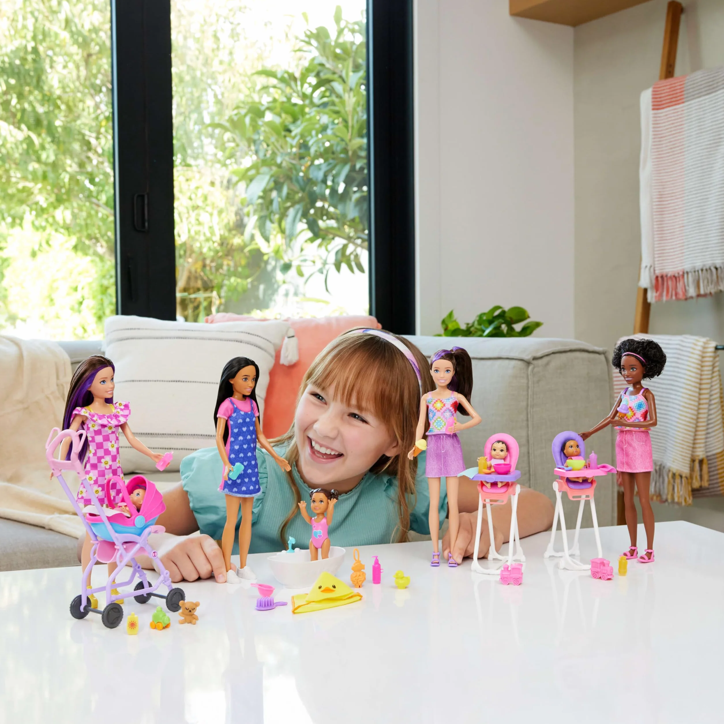 Barbie Skipper Babysitters Inc. Conjunto con muñeca Morena, muñeca Rubia, Cochecito con Sillita de Coche Desmontable y 7 Accesorios, JJB42