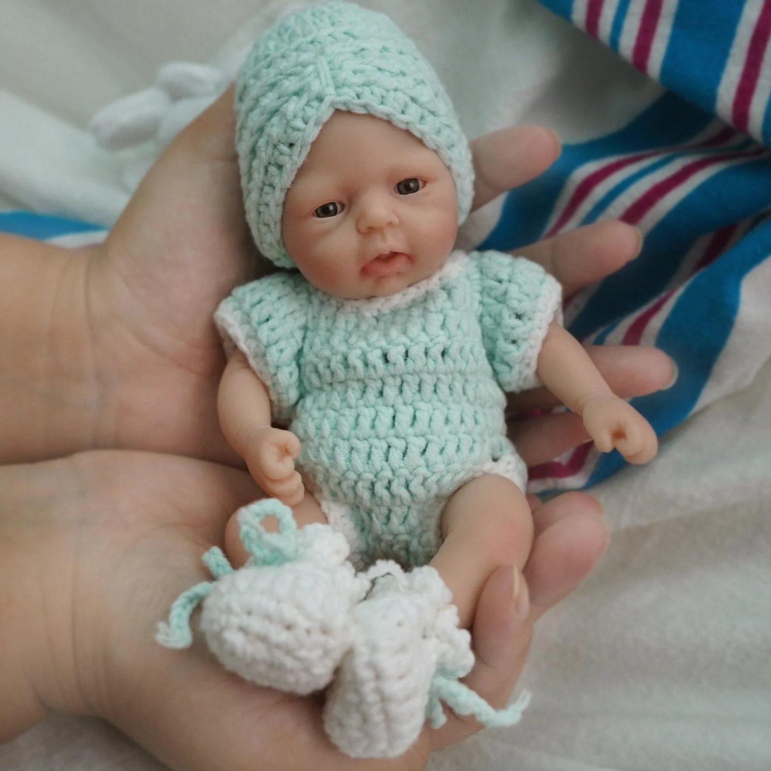 MYREBABY Muñeca de bebé Reborn de 7 pulgadas, muñeca de silicona para niña con margaritas, mini muñecas realistas de silicona para bebé recién nacido, alivio del estrés de cuerpo completo, 01