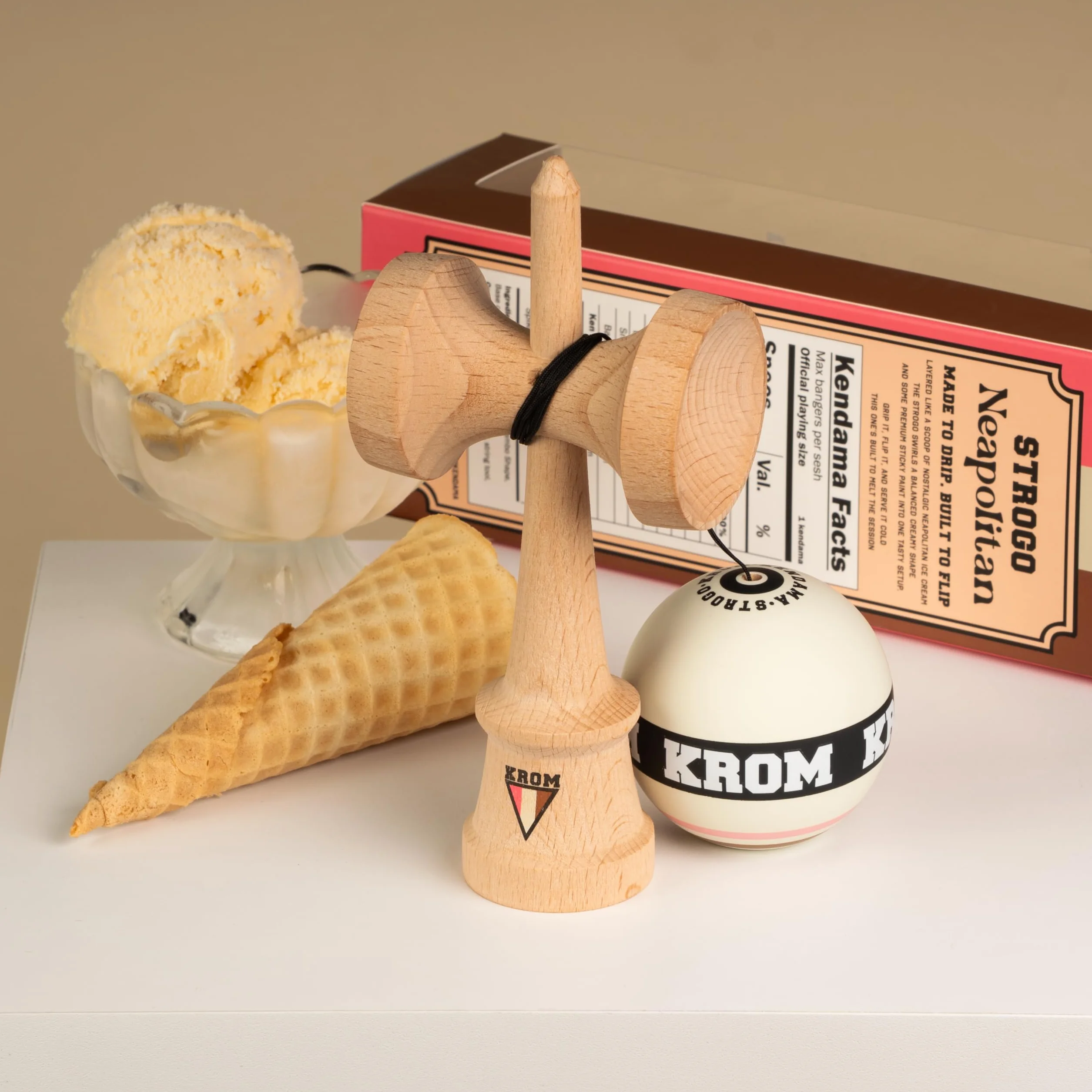 KROM Kendama STROGO Neapolitan Vanilla – Kendama de Madera para Principiantes y Jugadores avanzados – Juego de Habilidad para Uso Interior y Exterior – Juguete de Madera con Cuerda y Bola