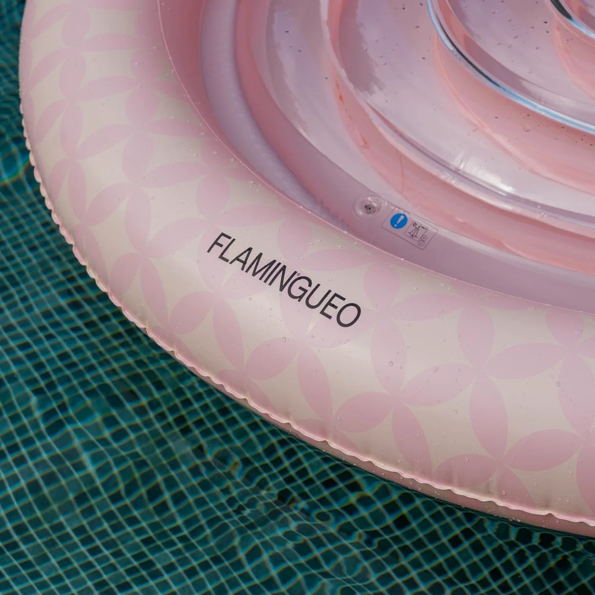 FLAMINGUEO - Colchoneta Piscina - Tanning Pool Tumbona Hinchable con Aspersor - Posavasos Incluido - PVC Resistente - Tamaño Individual - Almohada Desmontable