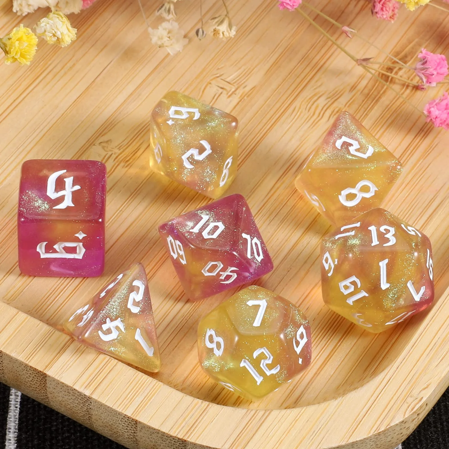 QMAY Juego de dados DND Dados Poliédricos - 7 piezas para Dungeon y Dragons MTG RPG D&D D20, D12, D10, D%, D8, D6, D4 (amarillo mezclado con púrpura + brillo)