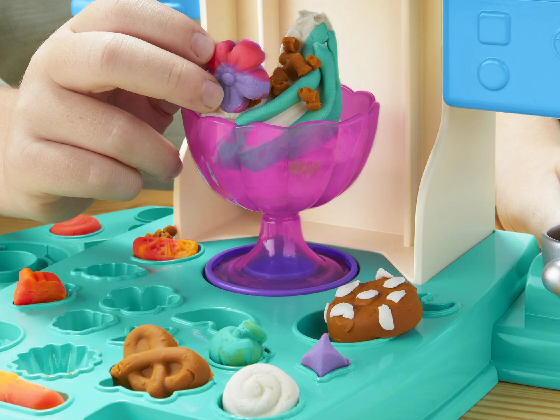 Play-Doh Hasbro Heladería Multicolor, Juego de Comida, 5 Botes de Plastilina de Colores, Manualidades para Niños y Niñas a Partir de 3 Años, Juguete Creativo, Moldes de Helado