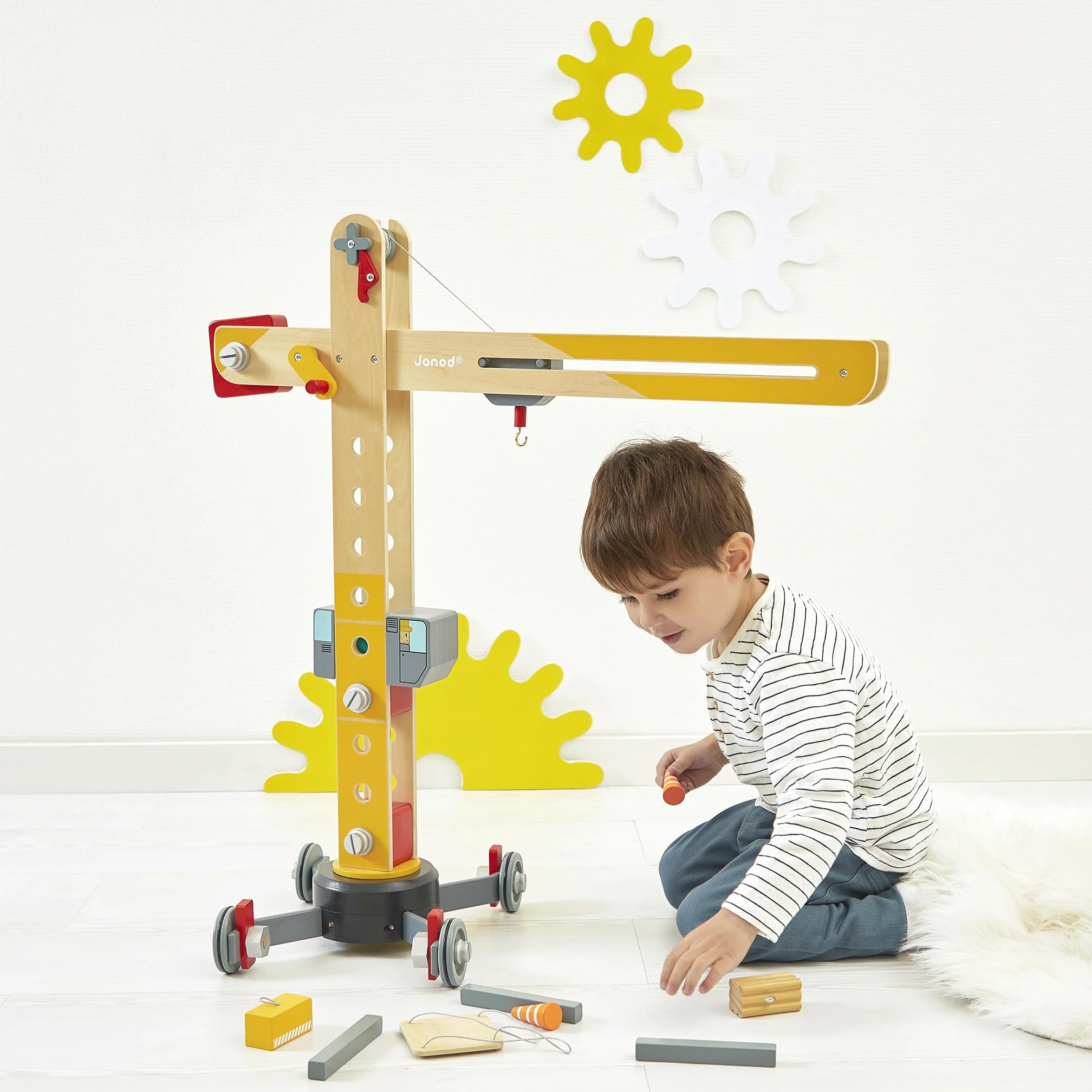 Janod - Grúa Grande de Madera 74 cm - Juguete de Imitación - Juego de Construcción - Rotación 360° y Móvil - 12 Accesorios - Certificado FSC - A Partir de 3 Años, J06468