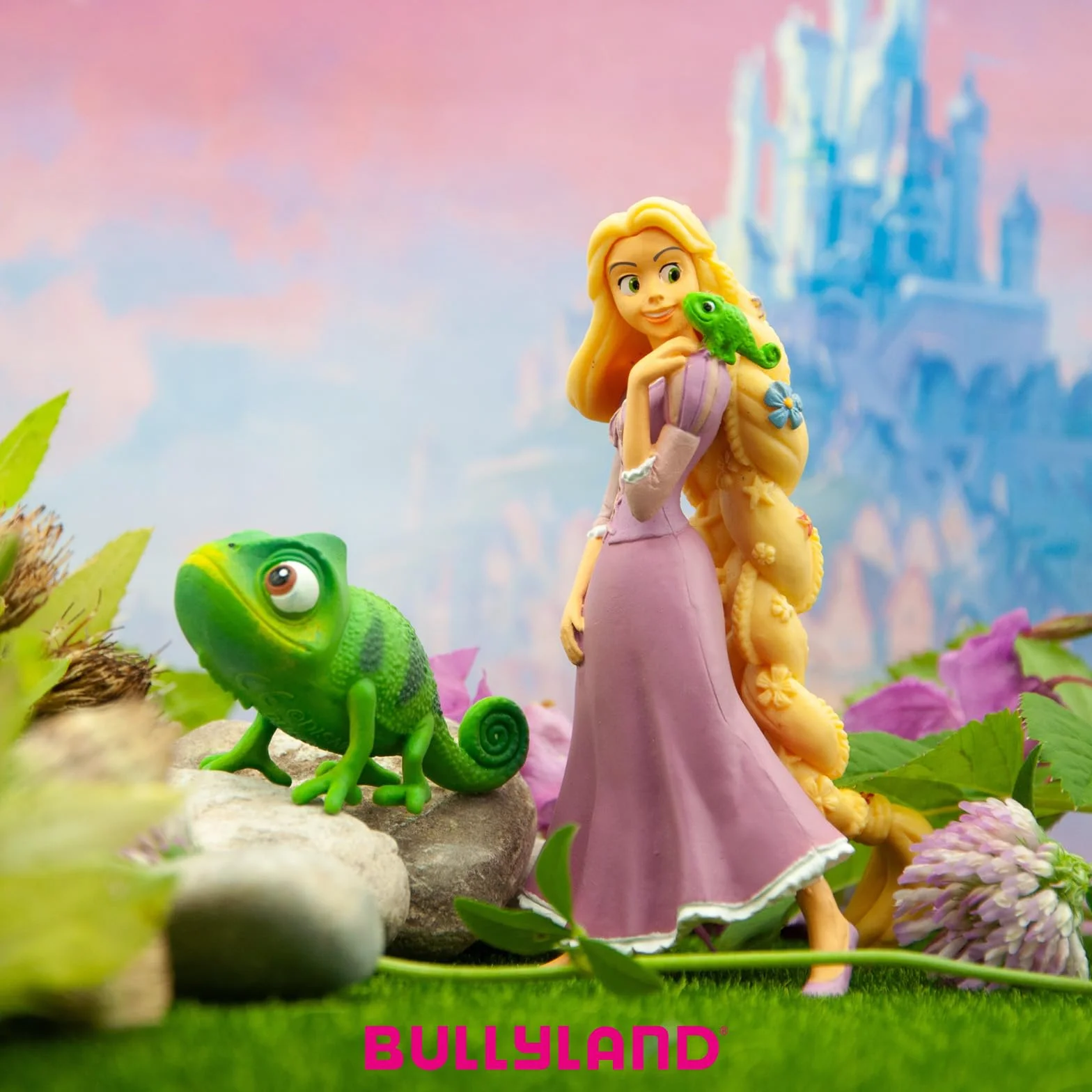 Bullyland-Disney Princess 12422-Figura de juego, Walt Rapunzel, Pascal, aprox. 6 cm de altura, figura pintada a mano, sin PVC, para que los niños jueguen de forma imaginativa, color (Bullyworld 12422)