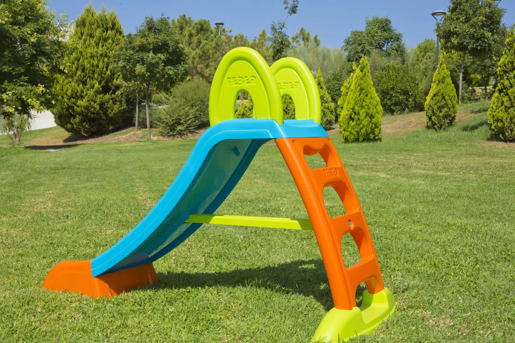FEBER - Tobogán Slide Plus con Agua con hueco para la poner la manguera,escaleras antideslizantes,multicolor, de resistencia y fácil montaje, para niños de 2 y 7 años, FAMOSA(800009001)Versión previa
