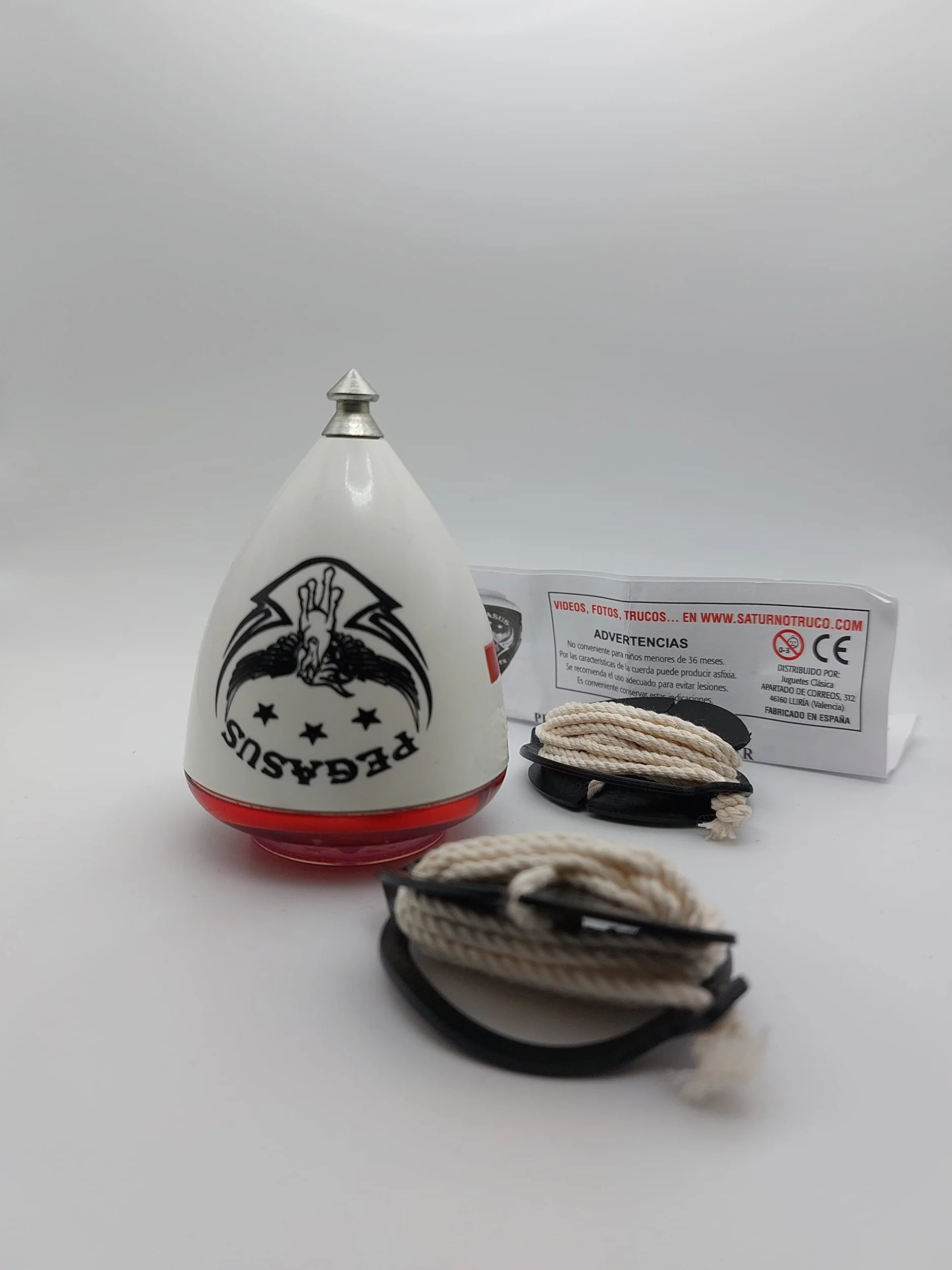TROMPOS SPACE - Trompo Pegasus con Tapa de Policarbonato Metalizado, Peonza con Punta Fija de Acero de Alta Resistencia, Diseño para Control Técnico, Incluye Cuerda, Tapa Color Rojo