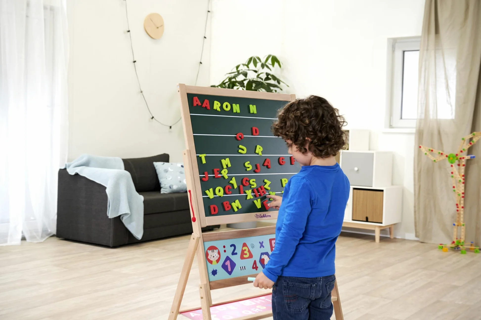 Eichhorn - Pizarra magnética de pie, pizarra infantil con 48 letras magnéticas, 10 tizas, esponja, se puede escribir en ambos lados, con estante, giratorio, 60 piezas, 66 x 110 cm, de madera de haya,