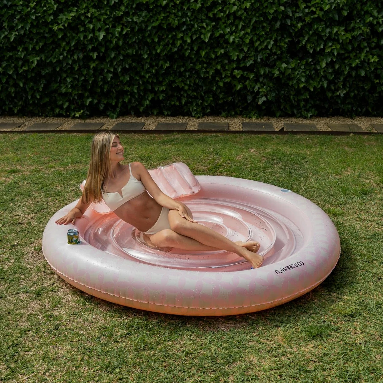 FLAMINGUEO - Colchoneta Piscina - Tanning Pool Tumbona Hinchable con Aspersor - Posavasos Incluido - PVC Resistente - Tamaño Individual - Almohada Desmontable