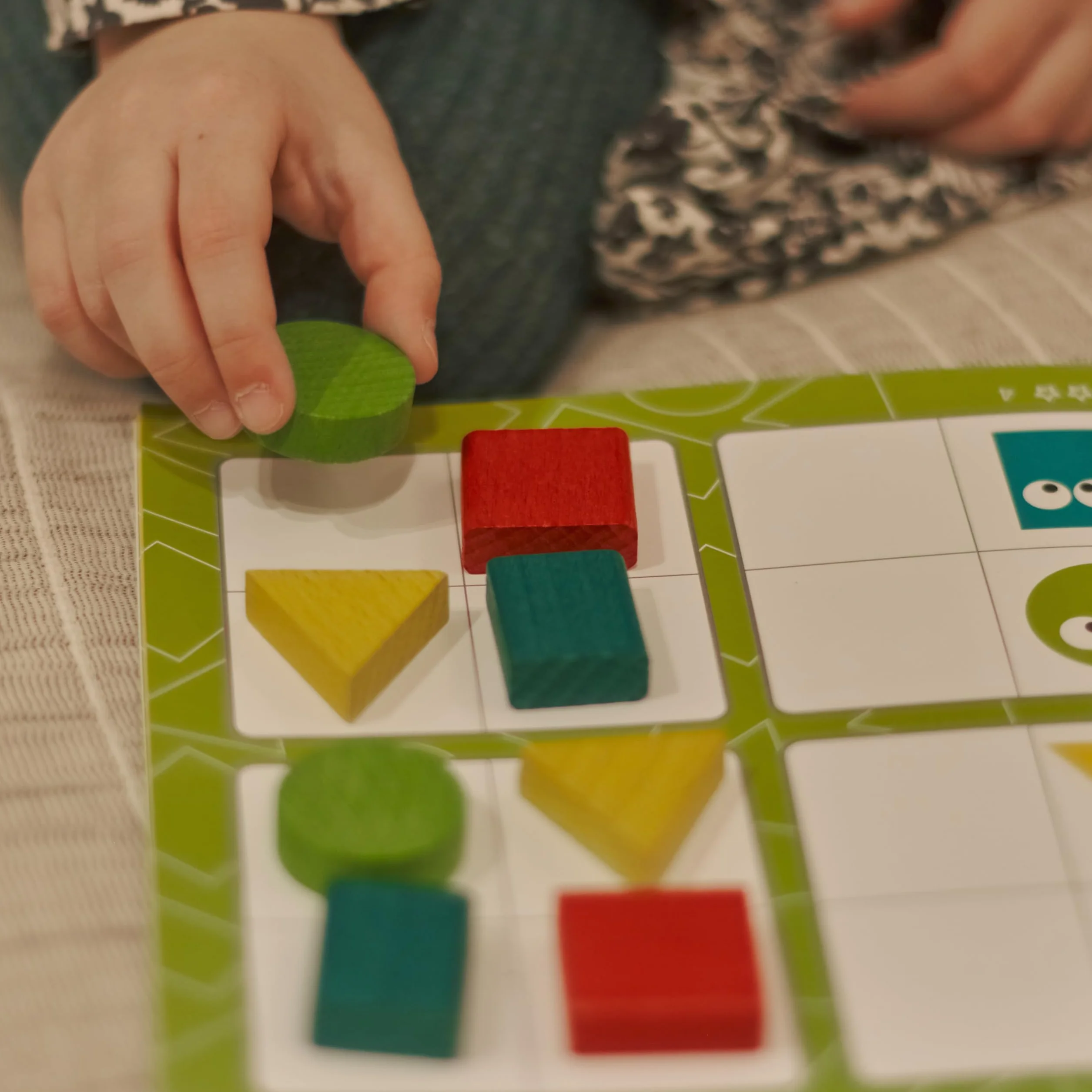 Sudoku Geométrico de Madera – Juguete Educativo 16 Piezas 20 Tareas – Estimula Lógica y Motricidad Fina – Desde 3 Años