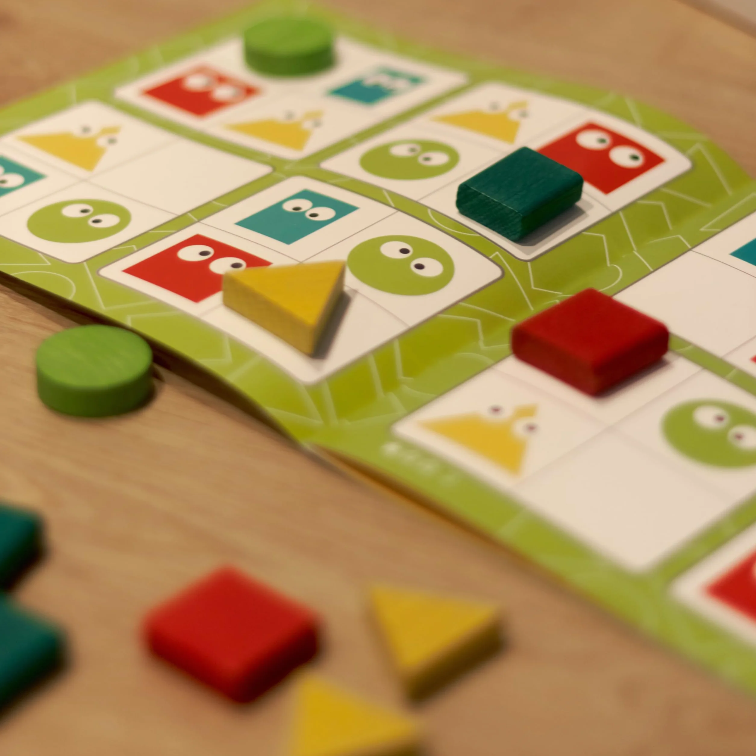 Sudoku Geométrico de Madera – Juguete Educativo 16 Piezas 20 Tareas – Estimula Lógica y Motricidad Fina – Desde 3 Años