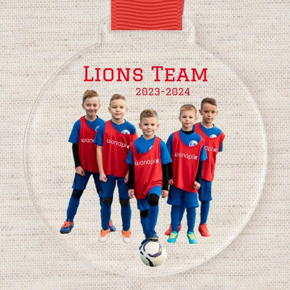 Medallas Personalizadas Wanapix 7 cm Metacrilato Madera con Cinta Roja
