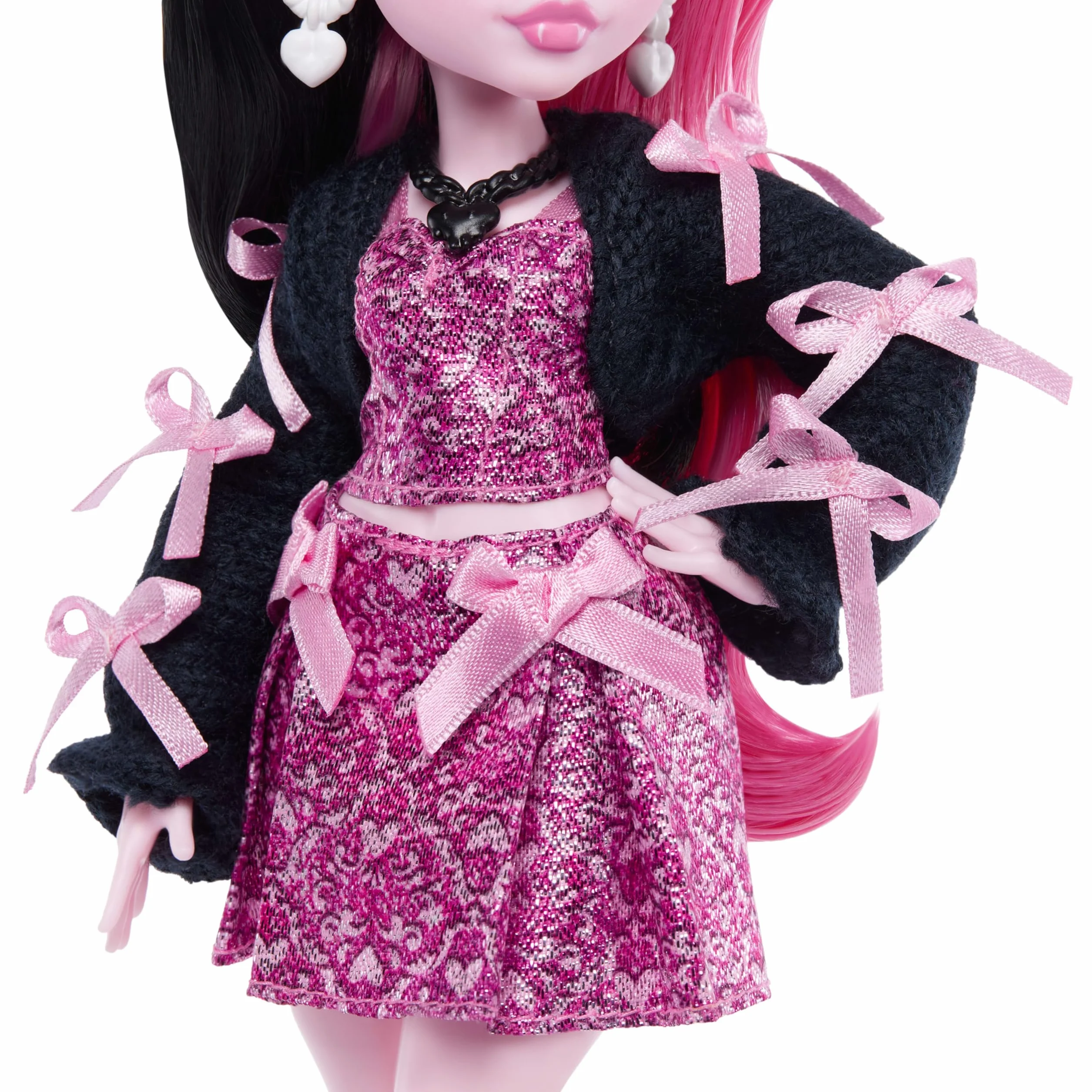 Monster High Draculaura Muñeca con Vestido Rosa con Lazo y cárdigan Negro, murciélago Mascota Count Fabulous y 7 Accesorios, como Ramen, pintalabios y Bolso, JHK29