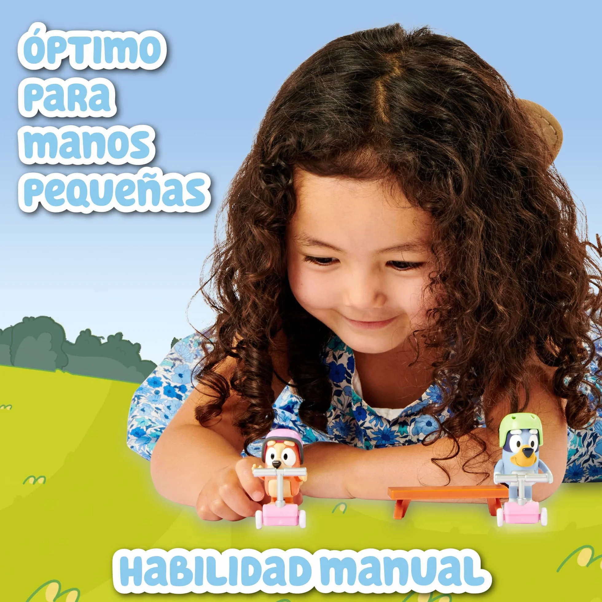 Bluey - Vehículos Scooters, con 2 Figuras de los protagonistas de la Serie, Bingo la Hermana de Blue, y de Accesorios 2 patinetes Scooter con Ruedas y 2 Cascos, +3 años de Edad, Famosa (BLY12100)