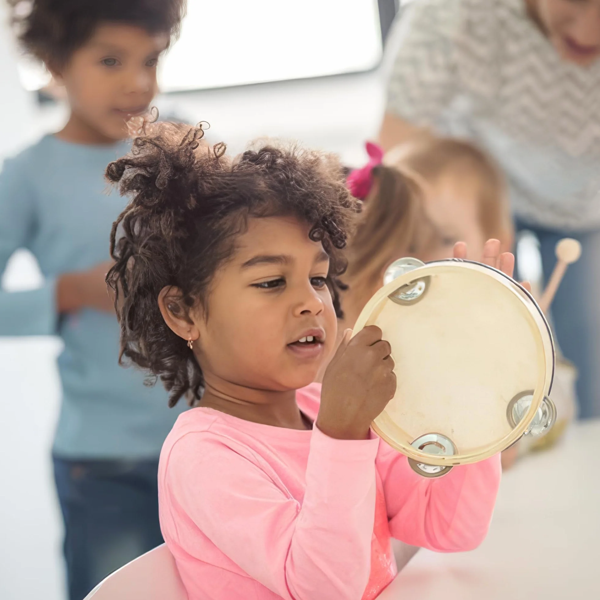 Set de Instrumentos Musicales de Madera Stoie’s para Niños de 1-9 Años – Tambor, Flauta, Maracas, Campanitas, Castañuelas, Pandereta, Juguete Montessori Educativo, Seguro, con Bolsa de Algodón