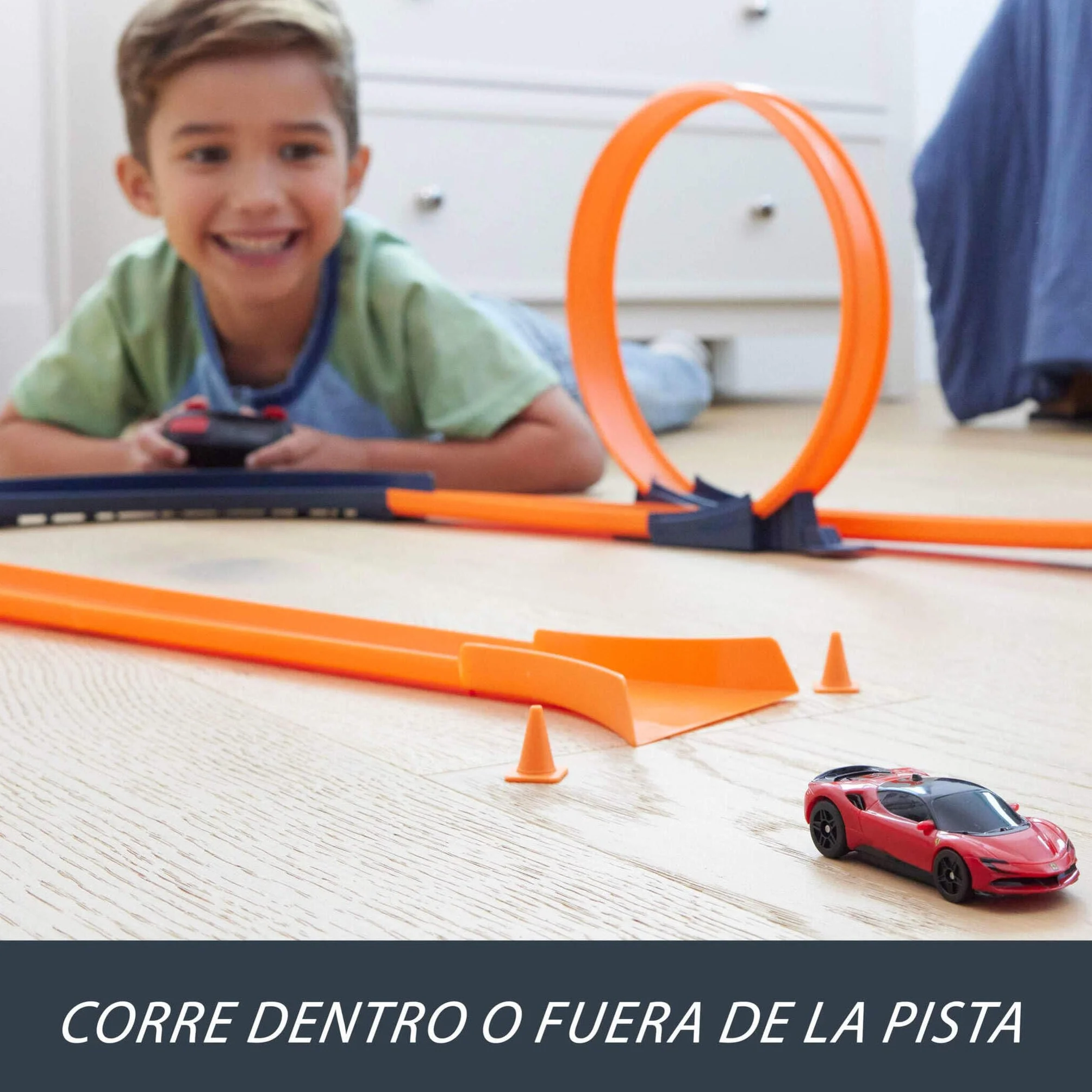 Hot Wheels RC Ferrari SF90 Stradale Assetto Fiorano Coche de Juguete teledirigido a Escala 1:64, Corre Dentro y Fuera de la Pista, botón de aceleración para Aumentar la Velocidad, JGD09