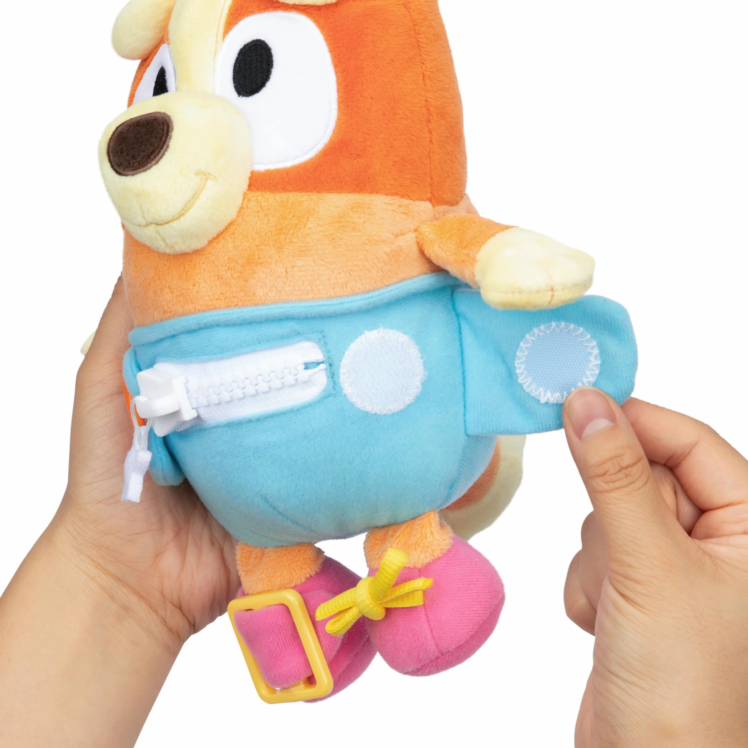 Bluey Bingo Bebé para Vestir y Jugar: Practica Las Habilidades motoras Finas vistiendo a Bingo Bebé, un Peluche Supersuave de 25,4 cm con Botones, Cremallera, Hebilla y Cordones
