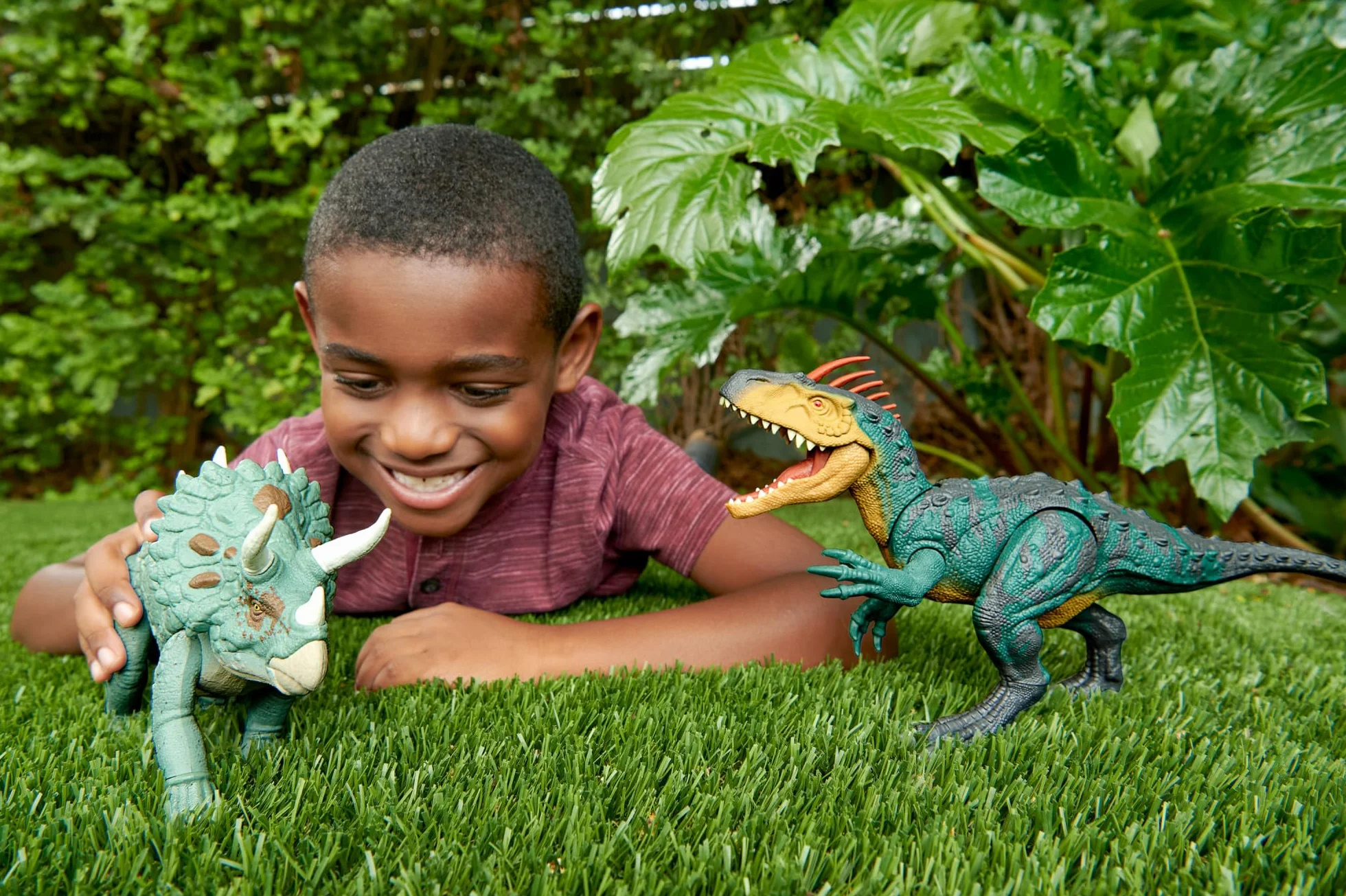 Mattel Jurassic World Gigantic Trackers Triceratops Dinosaurio de juguete con movimientos de ataque, +4 años (HTK79)