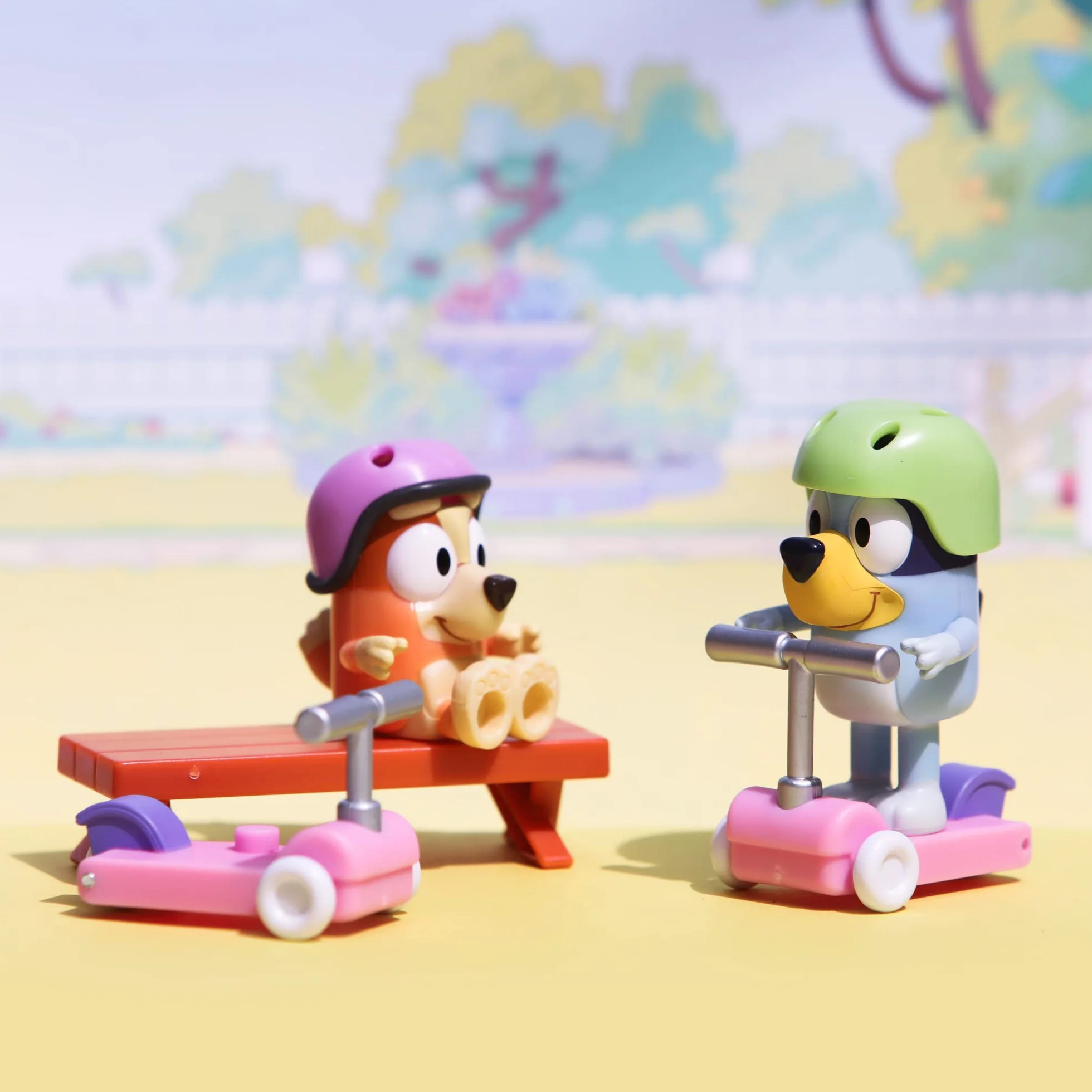 Bluey - Vehículos Scooters, con 2 Figuras de los protagonistas de la Serie, Bingo la Hermana de Blue, y de Accesorios 2 patinetes Scooter con Ruedas y 2 Cascos, +3 años de Edad, Famosa (BLY12100)