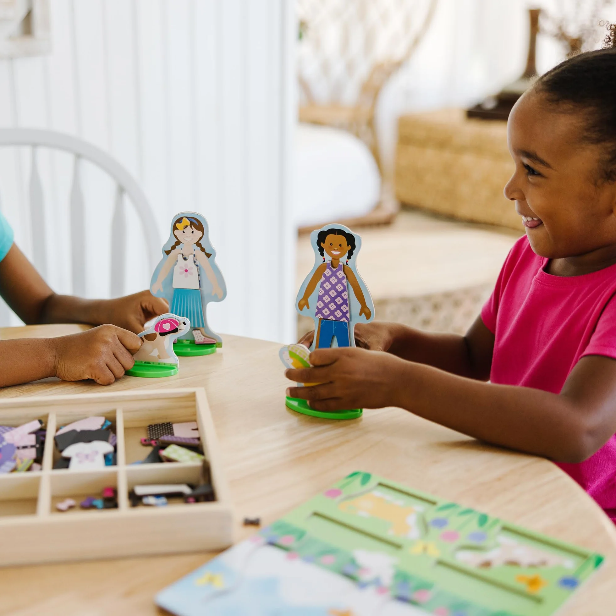 Melissa & Doug Juego de Disfraces magnéticos de Mejores Amigos para Vestir