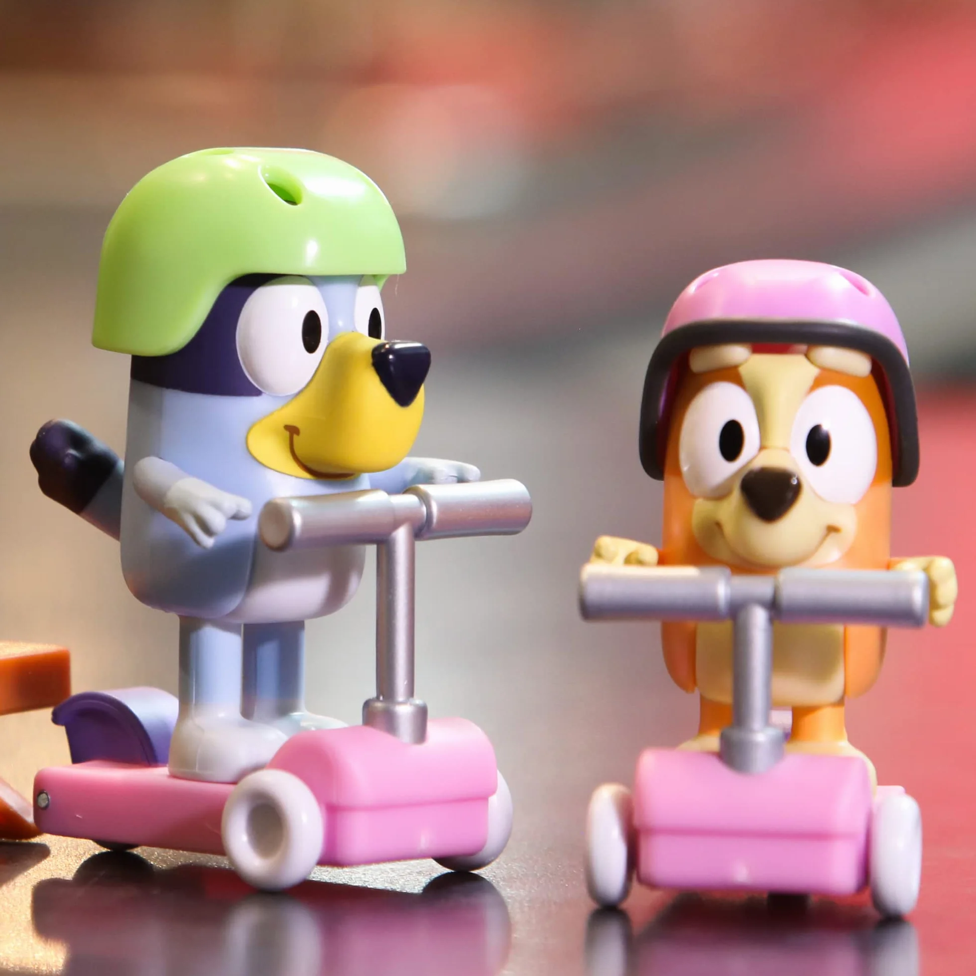 Bluey - Vehículos Scooters, con 2 Figuras de los protagonistas de la Serie, Bingo la Hermana de Blue, y de Accesorios 2 patinetes Scooter con Ruedas y 2 Cascos, +3 años de Edad, Famosa (BLY12100)