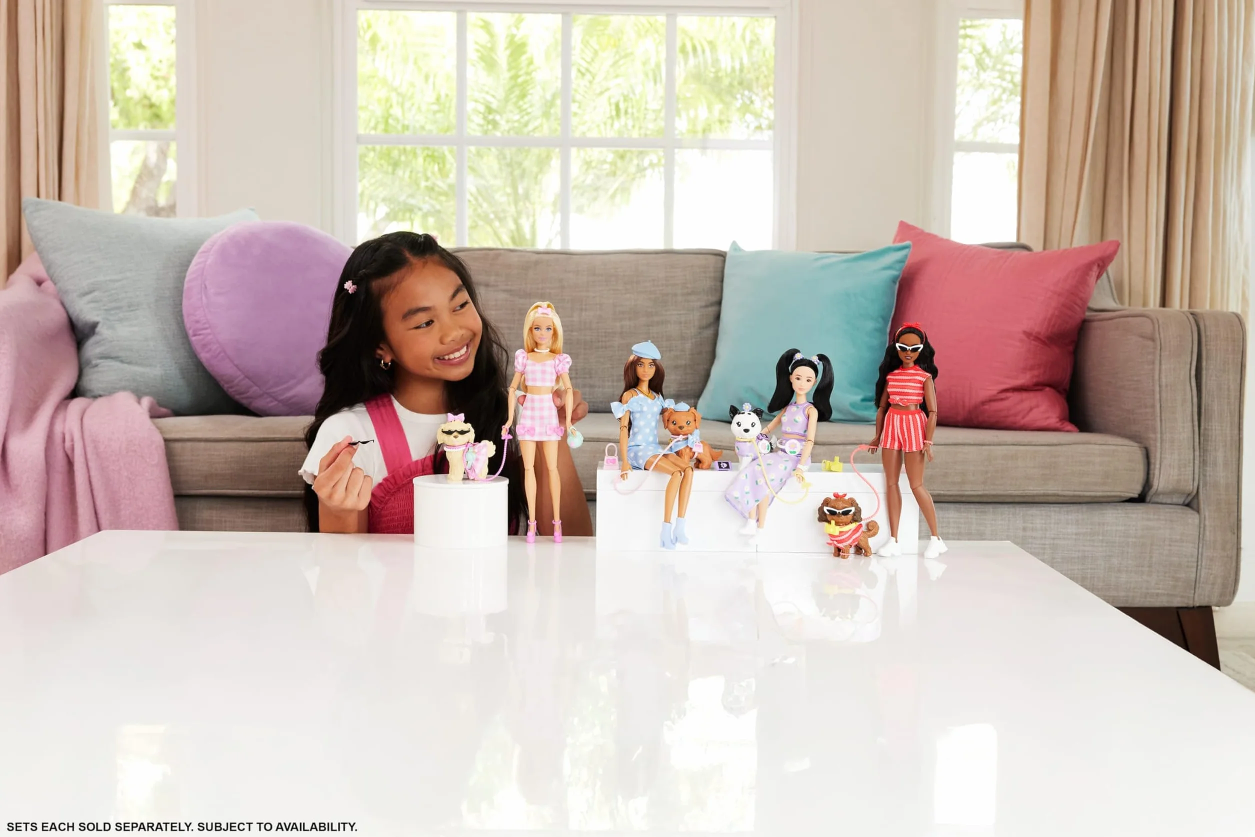 Barbie Twinning Looks Muñeca con perro mascota con ropa de vichy rosa a juego y accesorios como gafas de sol, collares y lazos, rubia, JFP36