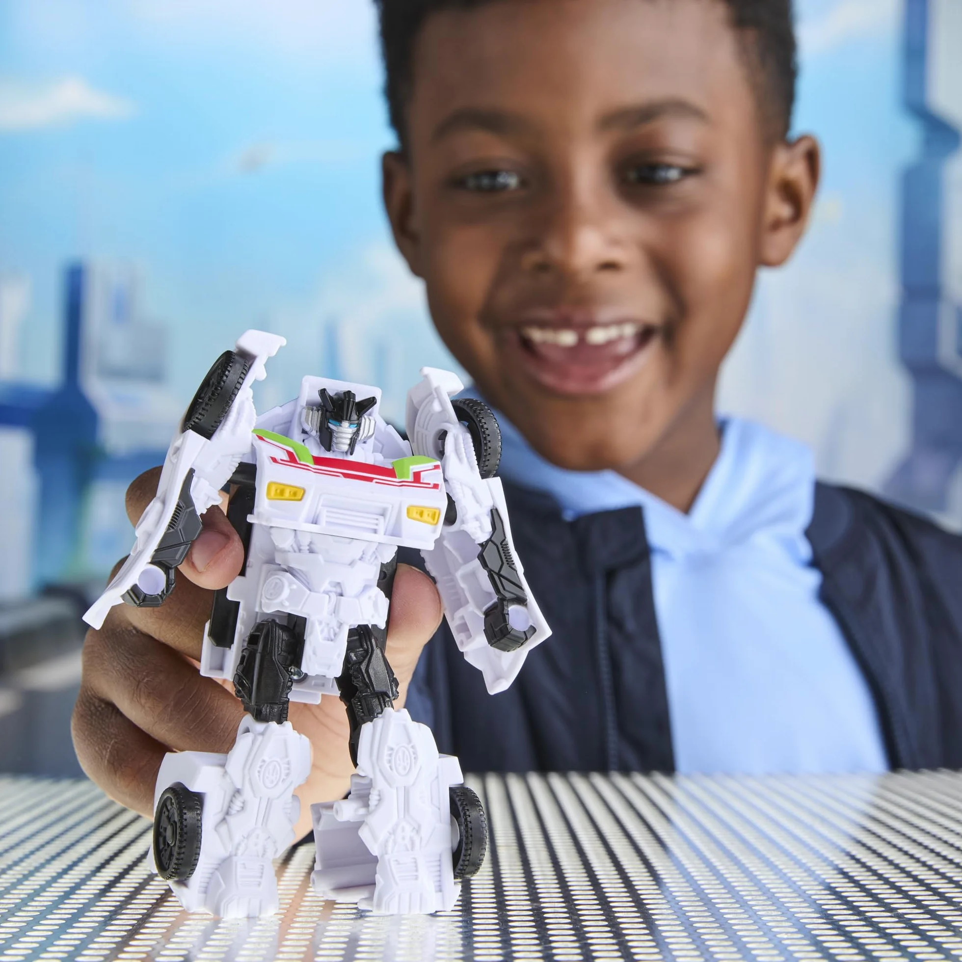Transformers Hasbro Cyberworld, Wheeljack, Figura de Acción 2 en 1, Coche de Juguete para Niños y Niñas de 6 Años o Más, Color Blanco y Rojo, Diversión y Acción, Coleccionable, Idea Regalo