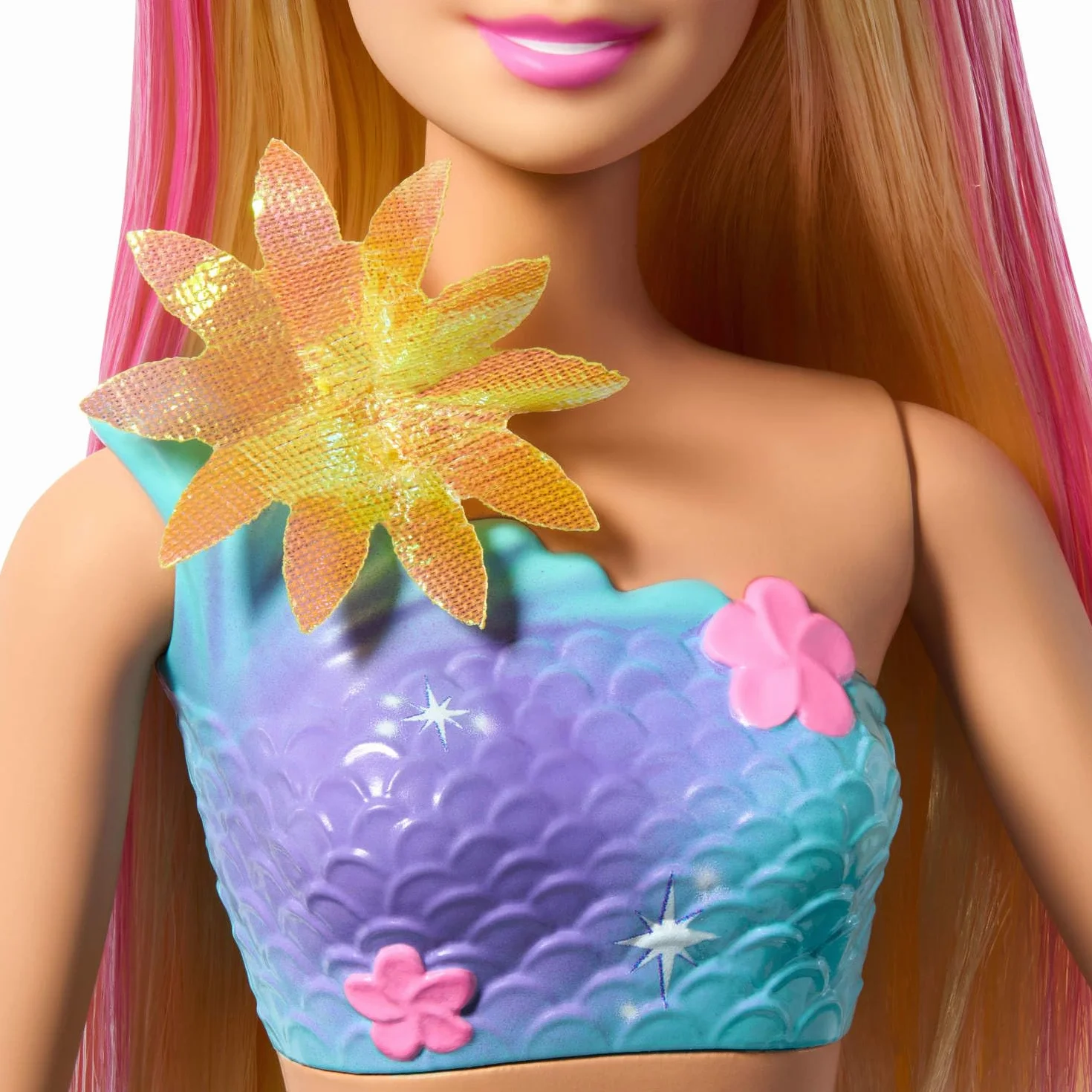 Barbie Muñecas de sirena con la característica de flores florecientes mágicas, colas con efecto degradado, accesorio de diadema de perlas y cabello largo rubio con mechas rosadas, JDM72