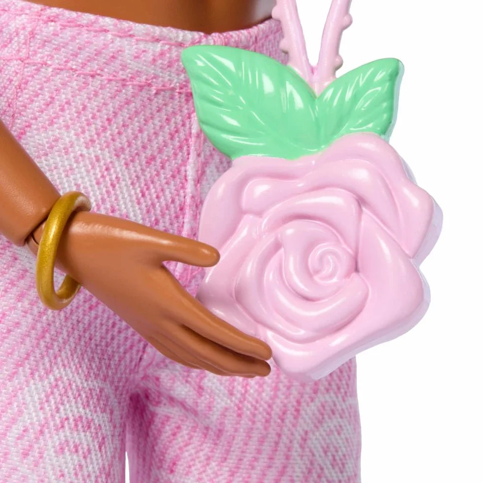 Barbie Deluxe Style Muñeca n.12 con Top Corto de Denim Rosa y Vaqueros Acampanados a Juego con Estampado de Rosas, Pelo castaño Ondulado y Accesorios como un Bolso y Joyas, JJN72