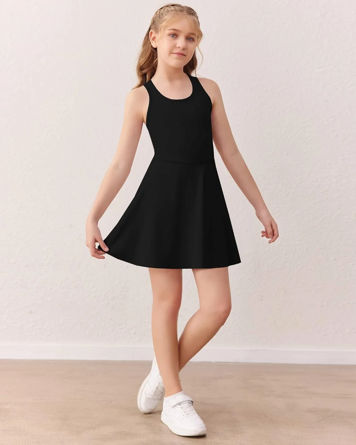 Vestido de tenis para niña sin mangas espalda cruzada con pantalones cortos y bolsillos