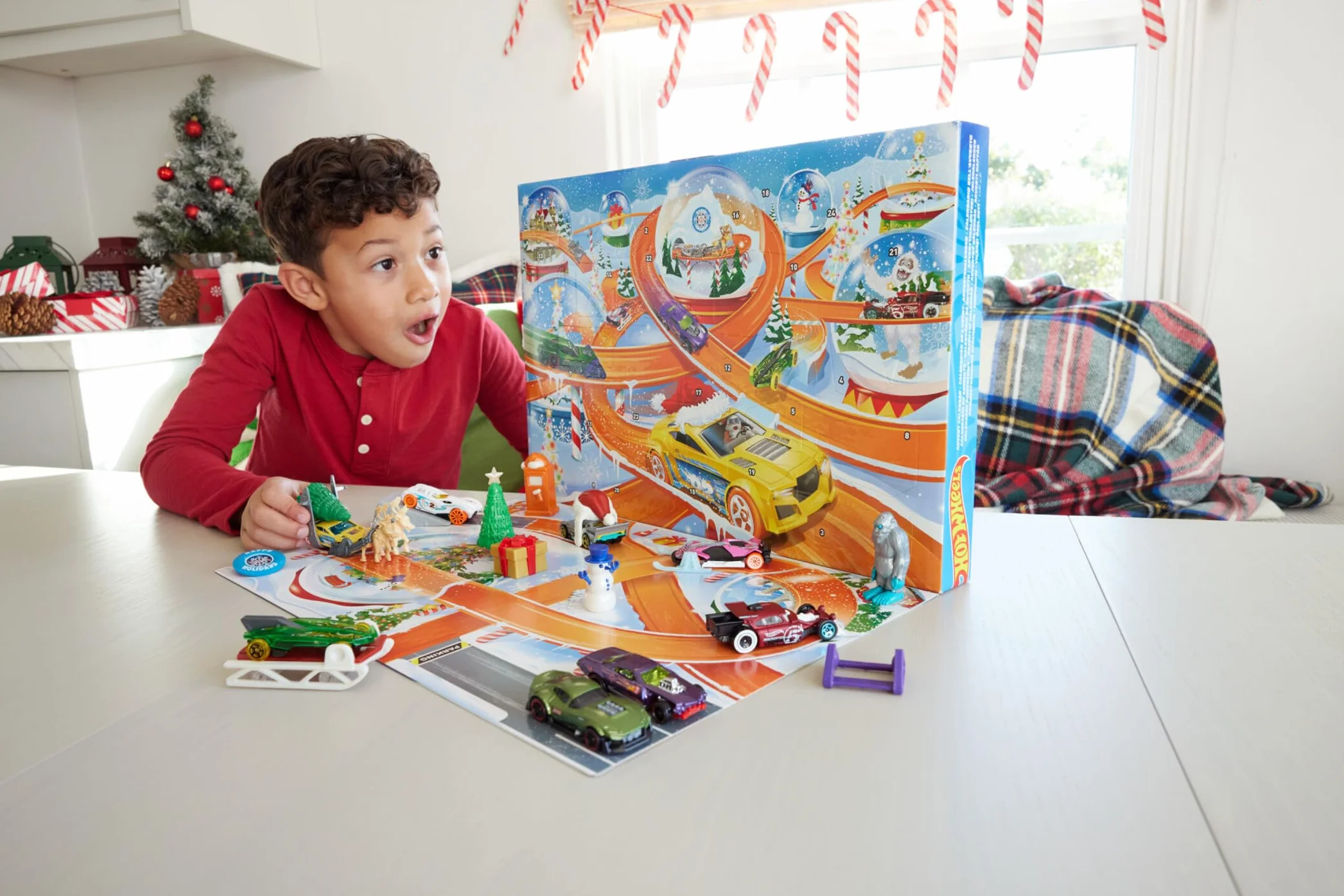 Hot Wheels Calendario de Adviento 2024, 8 coches de juguete con 16 accesorios sorpresa, alfombra de juego, regalo niños +3 años HTG00