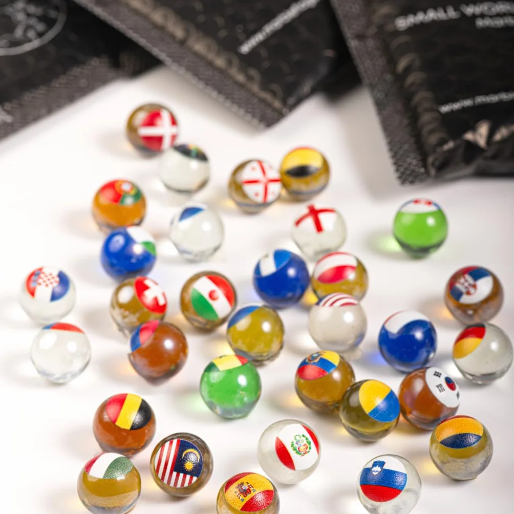 Small World Collection Caja 5 Sobres (50 canicas aleatorias de Banderas del Mundo)