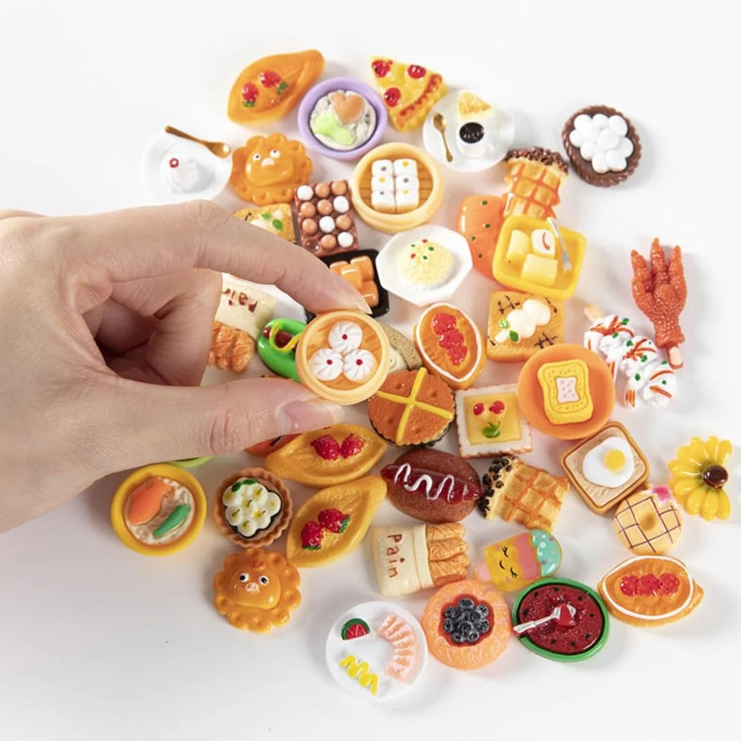 50 Piezas Comida y Bebida Miniatura, Accesorios para Casa de Muñecas, Set de Alimentos Miniatura, Mini Cocina, Accesorios para Muñecas Pequeñas, Vajilla de Juguete, Estilos Aleatorios