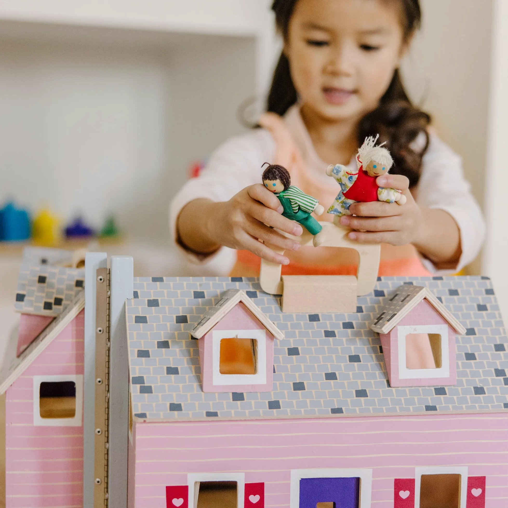 Melissa & Doug Casita de muñecas Plegable y portátil con Accesorios y 2 Figuras, Juguete de Madera, Juguetes de simulación, Montessori, Juego Creativo, Regalo para niños y niñas de 3 4 5 6 años