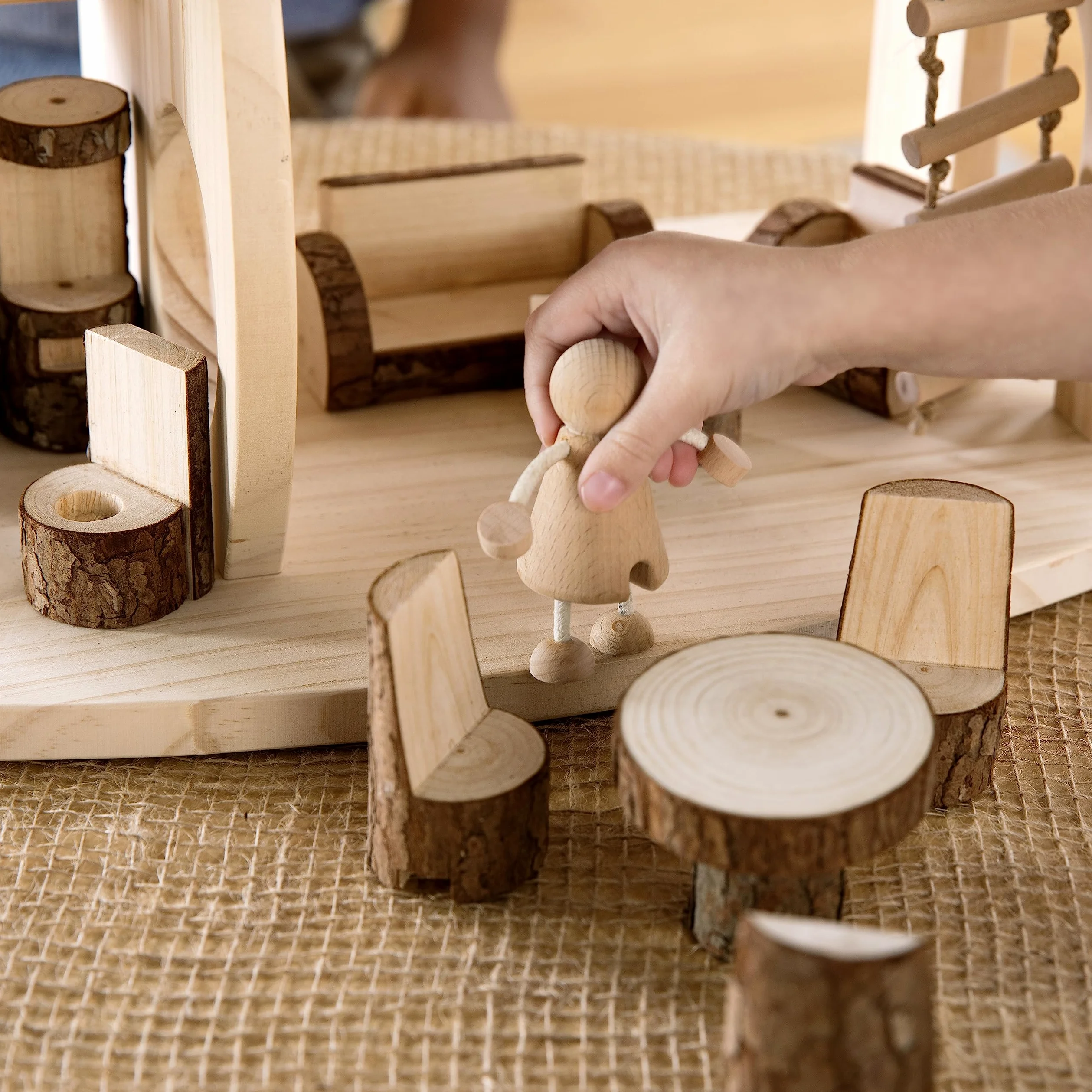 Guidecraft Woodlands - Juego de casa de muñecas de madera natural con muebles, juguete educativo para niños