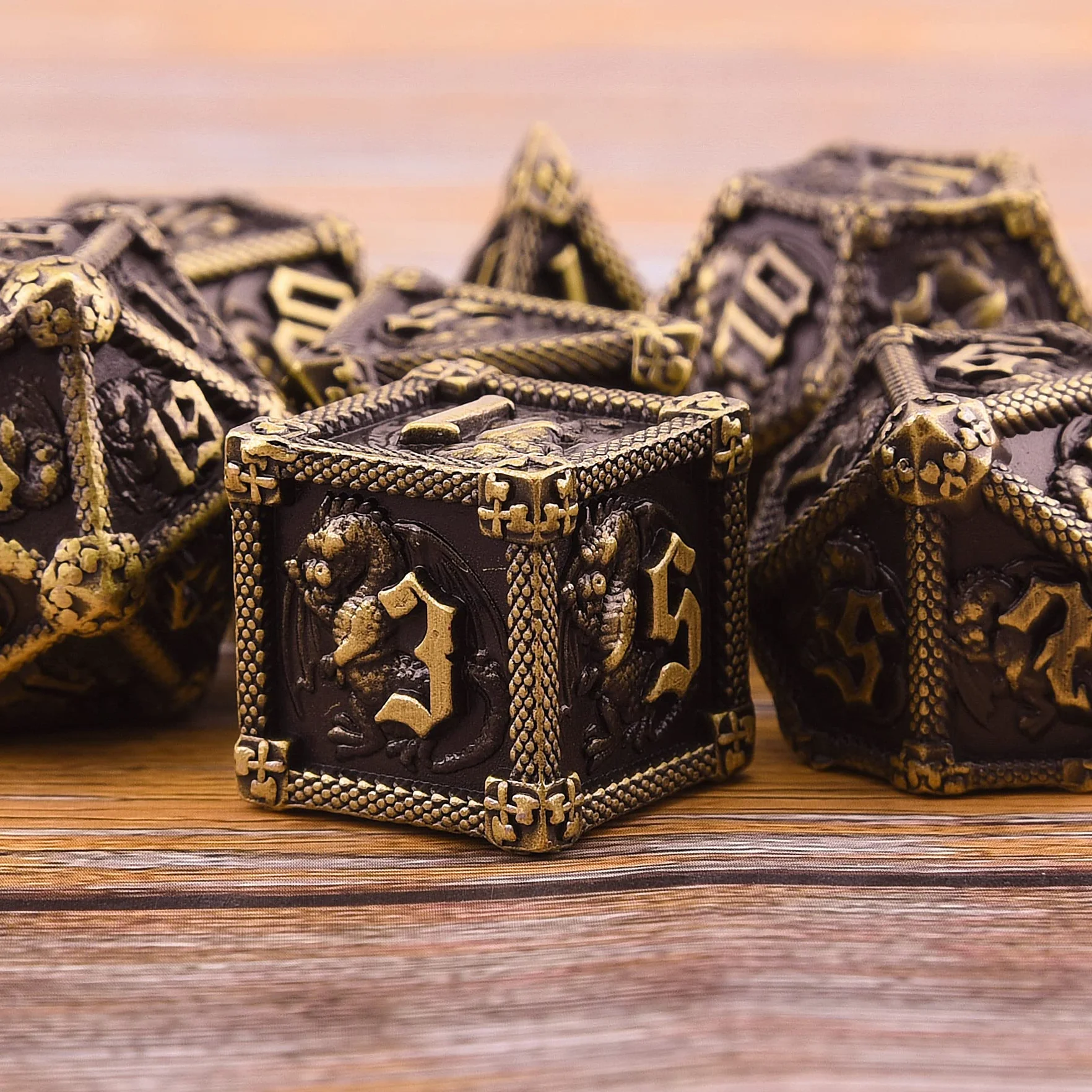 SIQUK 7 Piezas Juego de Dados Metálicos Poliédricos D20 D12 D10 D% D8 D6 D4 para Dungeons and Dragons MTG RPG, Bronce