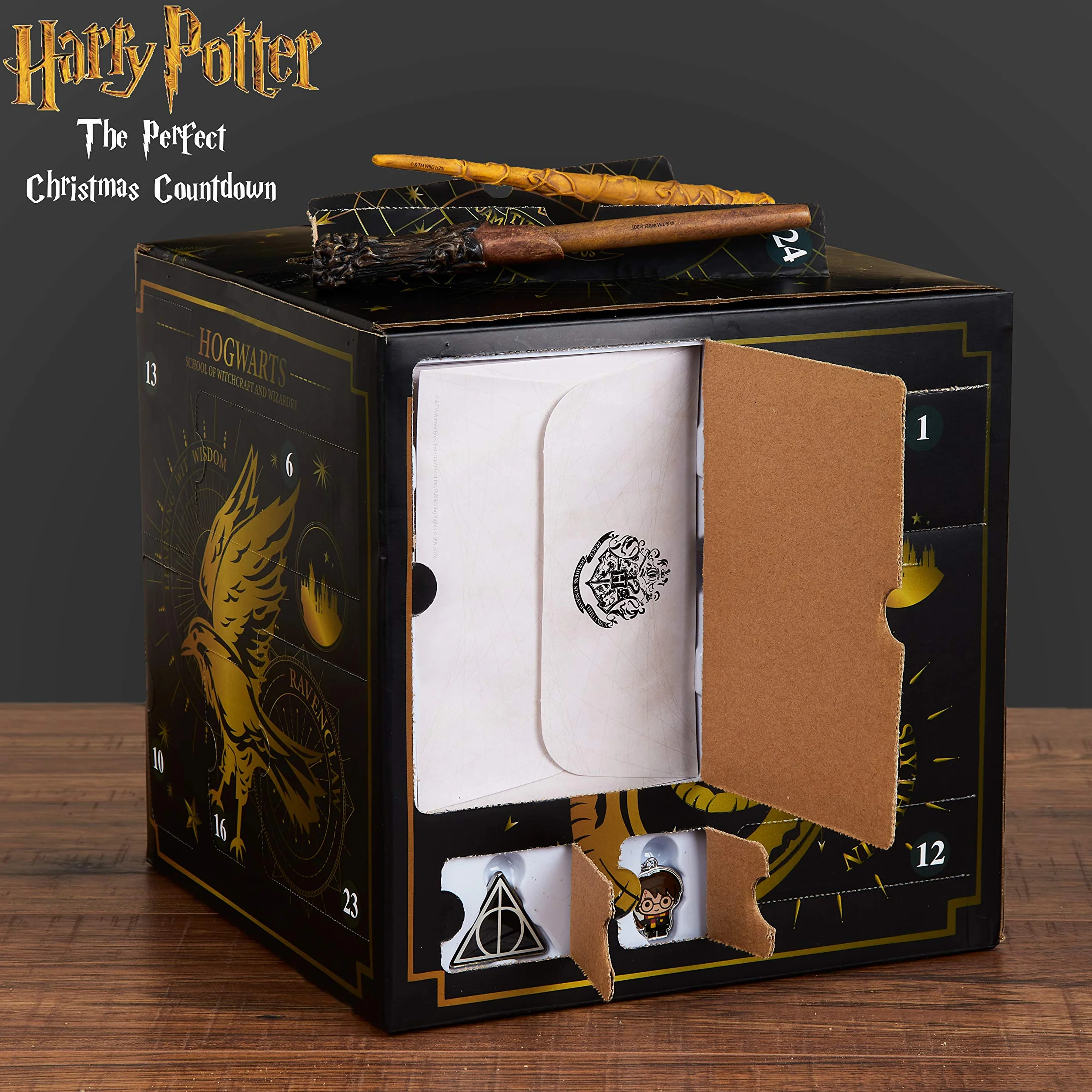 Harry Potter Calendario Adviento 2025 con 24 Sorpresas, Papelería, Accesorios para el Cabello, Calcetines, Boligrafo Divertido, Bolsa Hogwarts (Negro Cube)