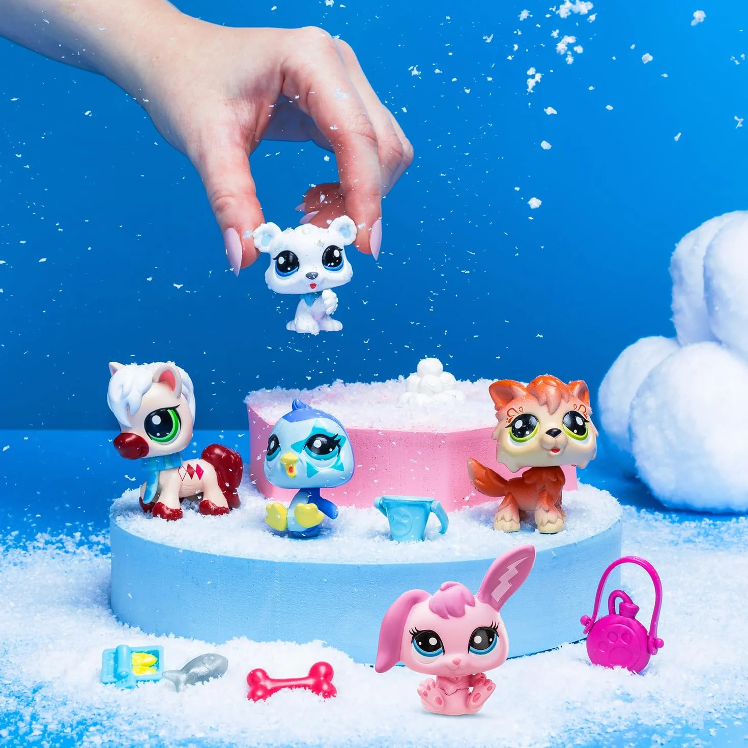 BANDAI Littlest Pet Shop Pack DE 5 Winter Besties BF00573 Incluye 5 Mascotas, 7 Accesorios adorables, 1 Tarjeta de coleccionista, 1 código Virtual, Cabezas Móviles, para Edades de 4 años+