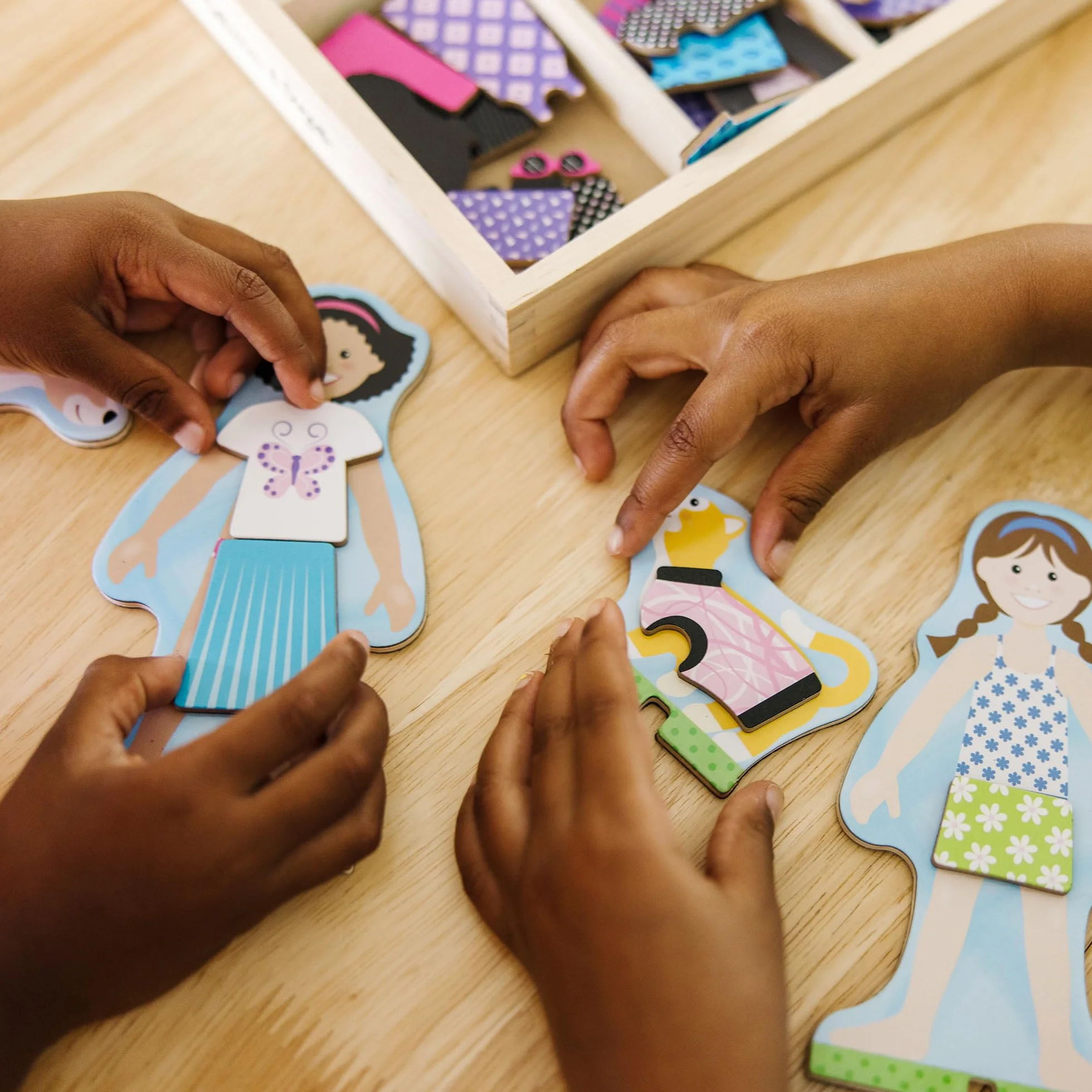 Melissa & Doug Juego de Disfraces magnéticos de Mejores Amigos para Vestir