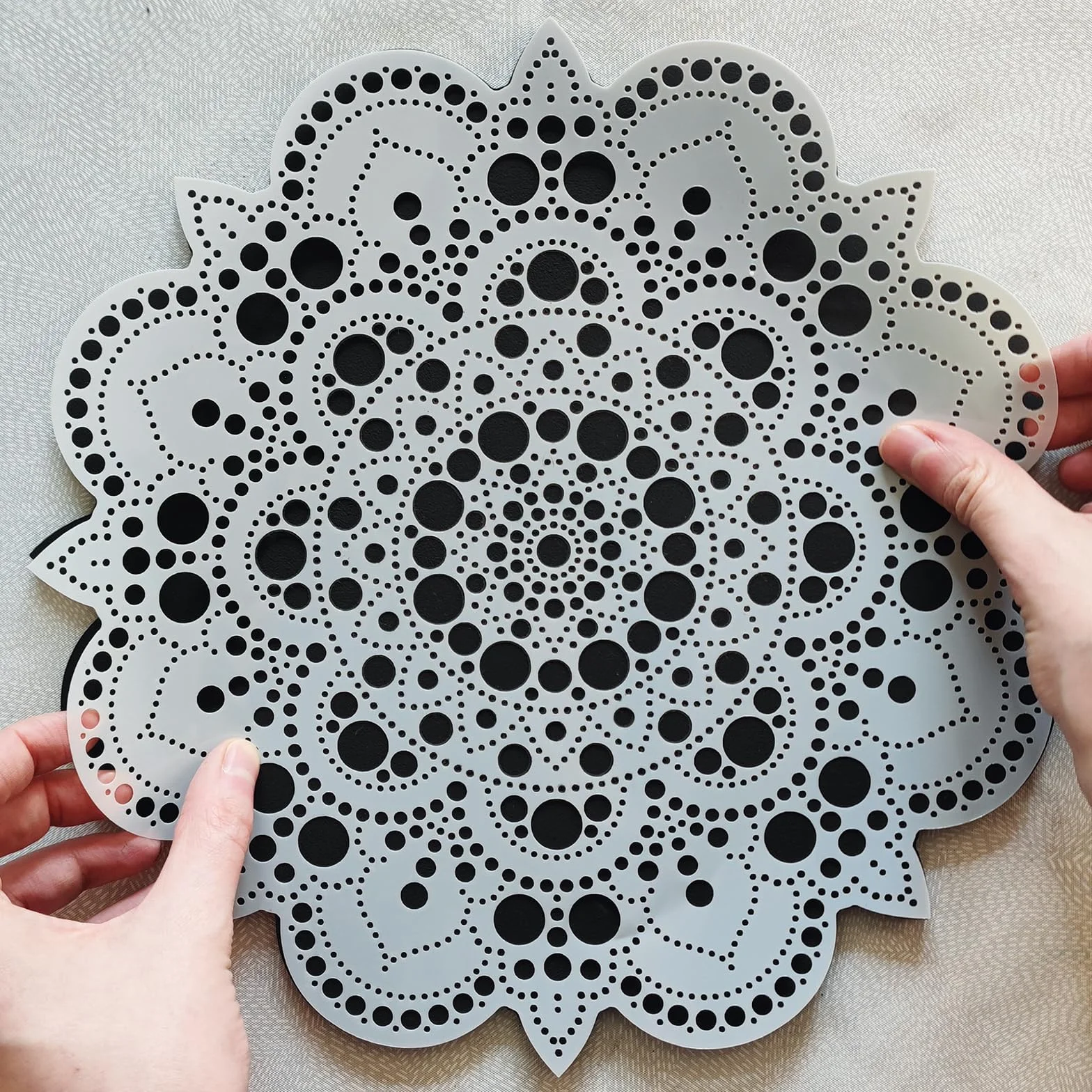 Aladine 85505 - Kit de plantilla y soporte Mandala de 30 cm para crear Mandalas de punto Painting – Pintura sobre guijarro, madera, tejidos, lienzos – Dotting Paint Points – Ocio creativo