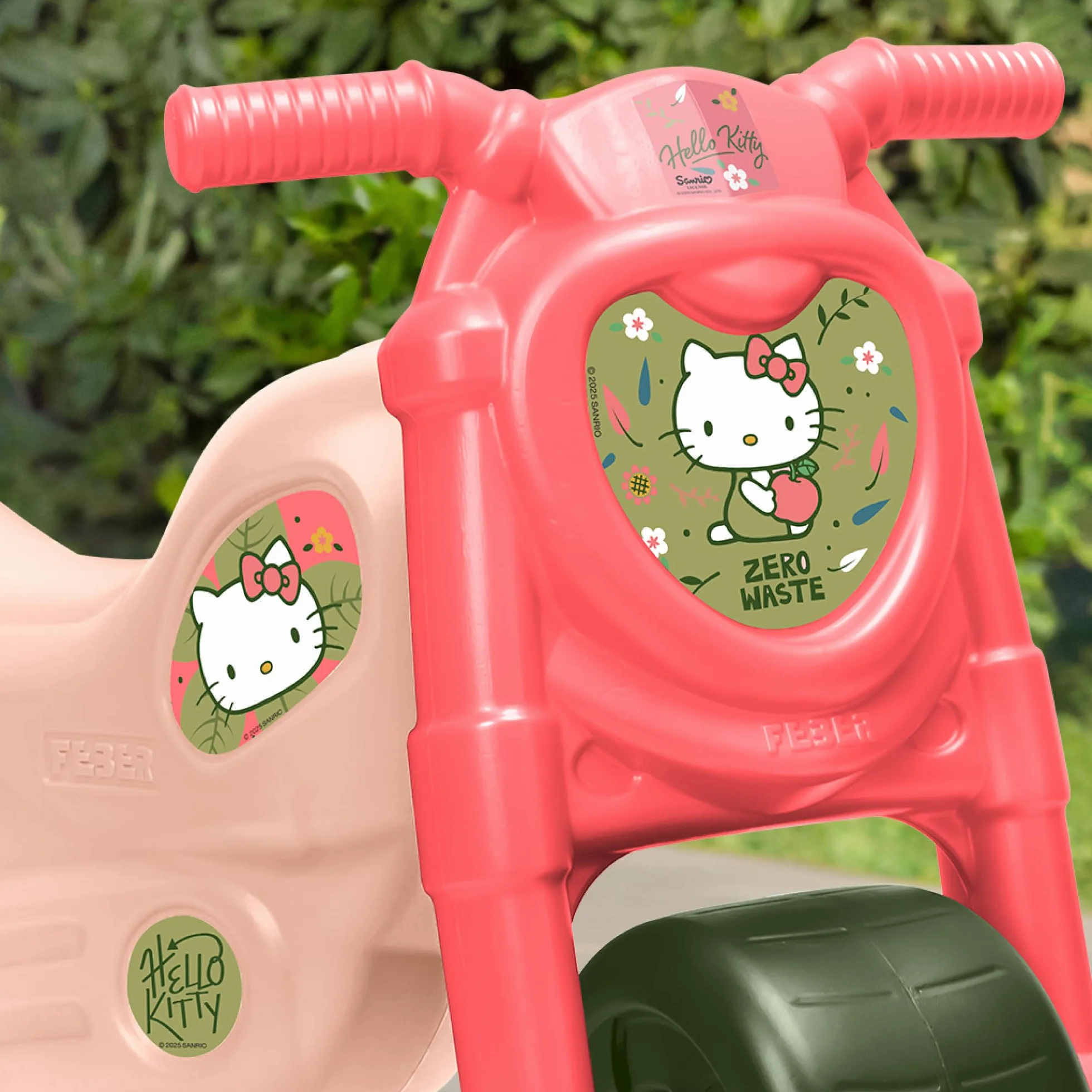 FEBER - Hello Kitty Motofeber, Correpasillos con Forma de Moto y con Pegatinas Divertidas de Hello Kitty, Estable y Seguro, Desarrollo niños y niñas de 18 Meses a 3 años, Famosa (FE200000)