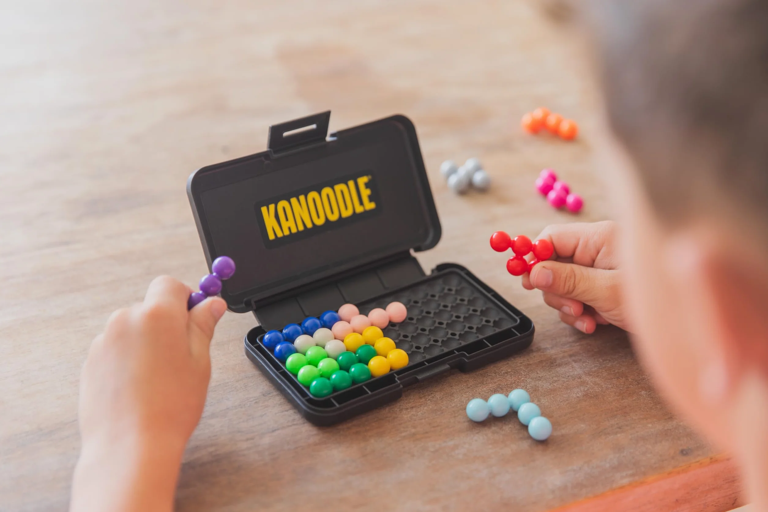 Learning Resources Kanoodle rompecabezas 3D y 2D juego lógico portátil 227 desafíos 228 piezas